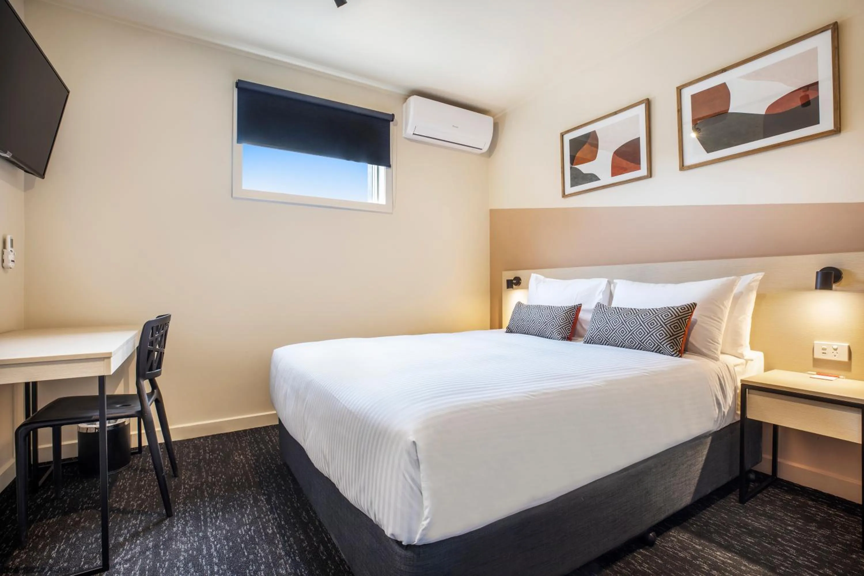 Bedroom, Bed in Nightcap at Manhattan Hotel