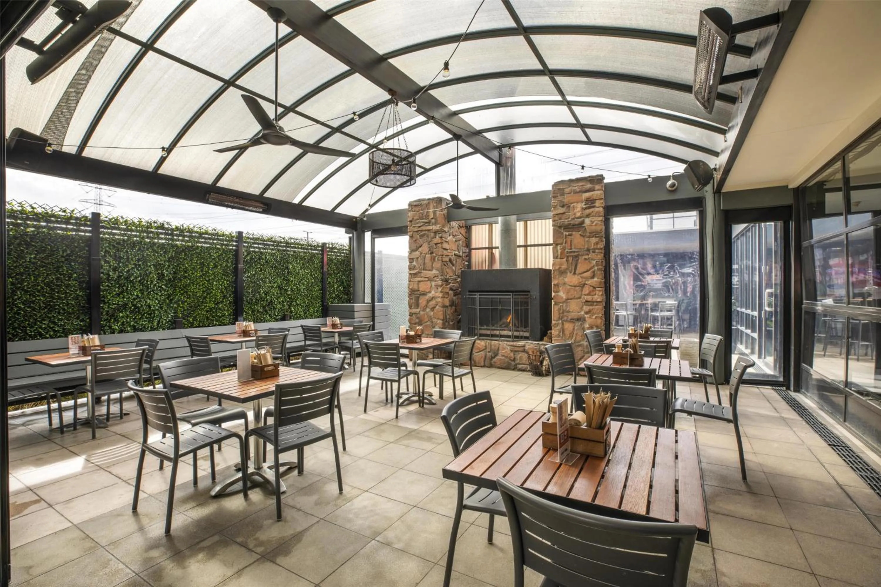 Restaurant/places to eat in Nightcap at Manhattan Hotel