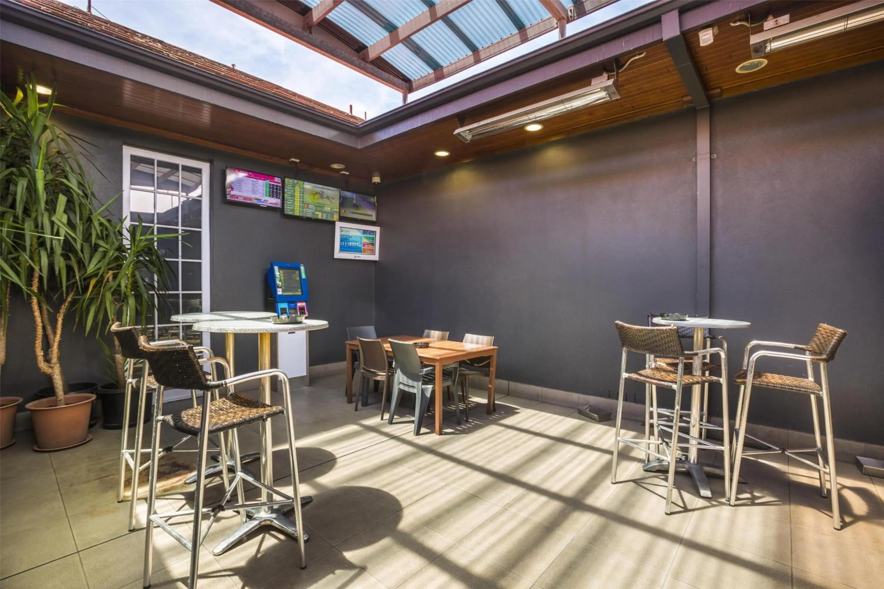 Food and drinks in Nightcap at Sylvania Hotel