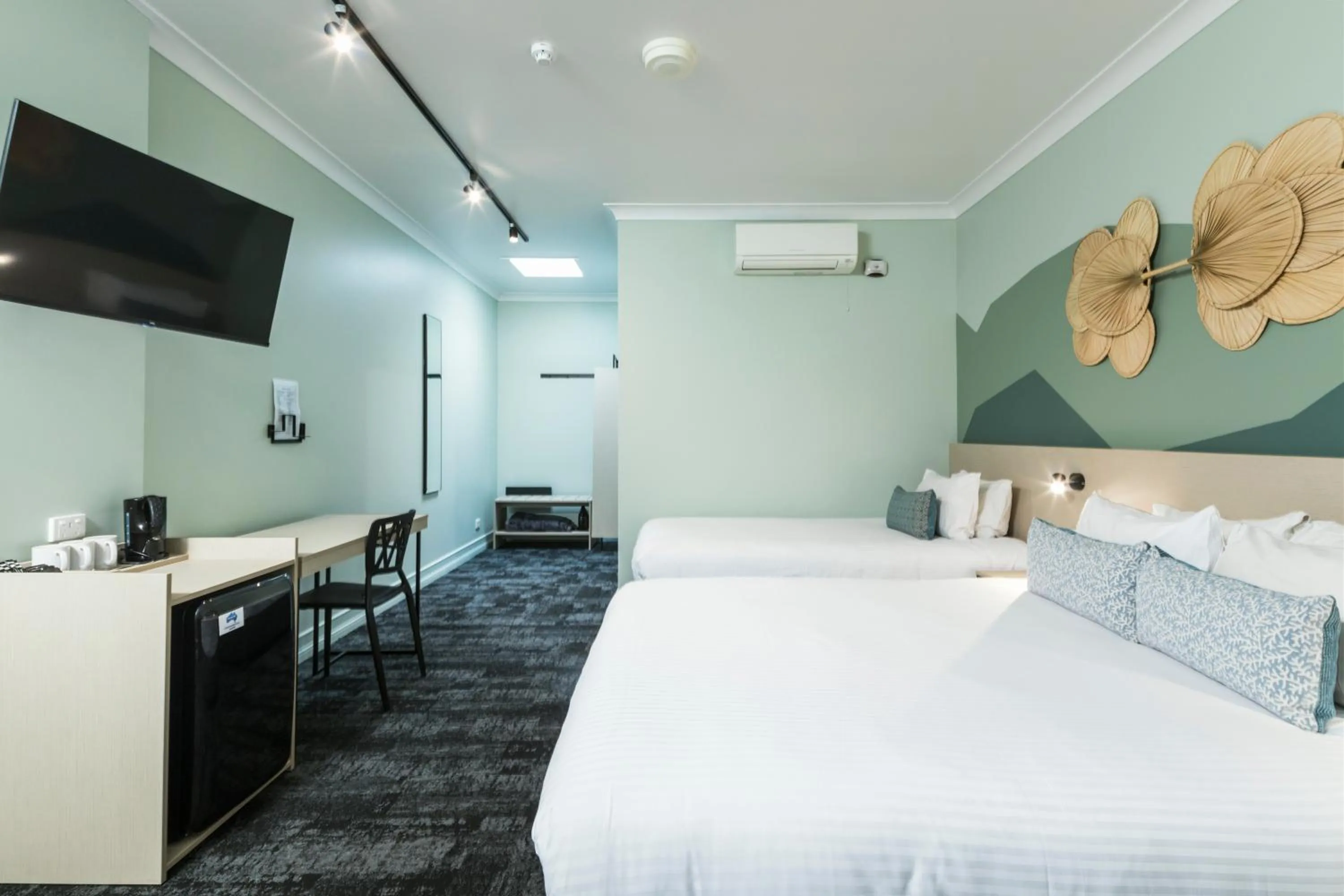 Photo of the whole room, Bed in Nightcap at Atherton Hotel