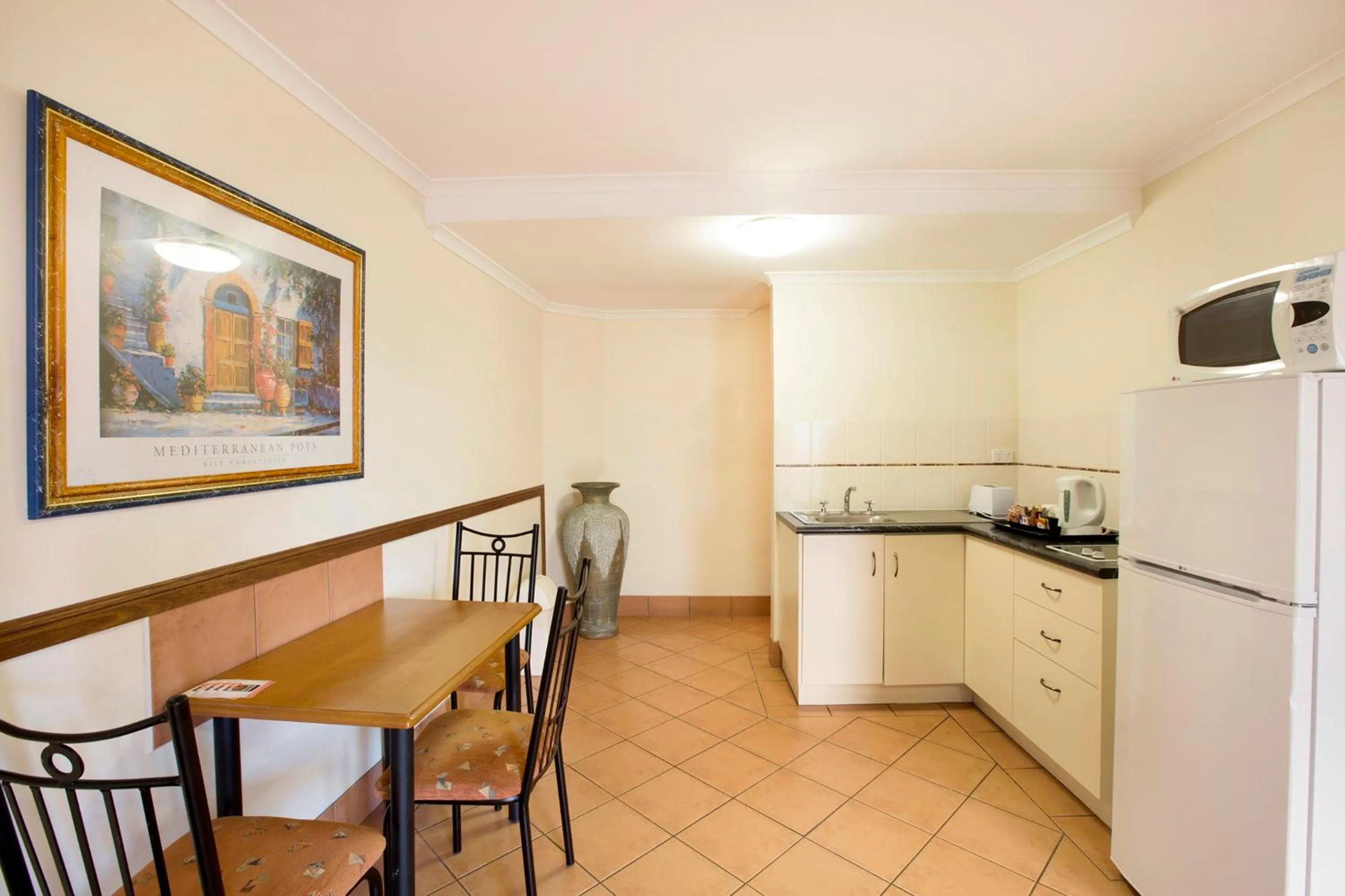 Kitchen or kitchenette in Glenmore Tavern