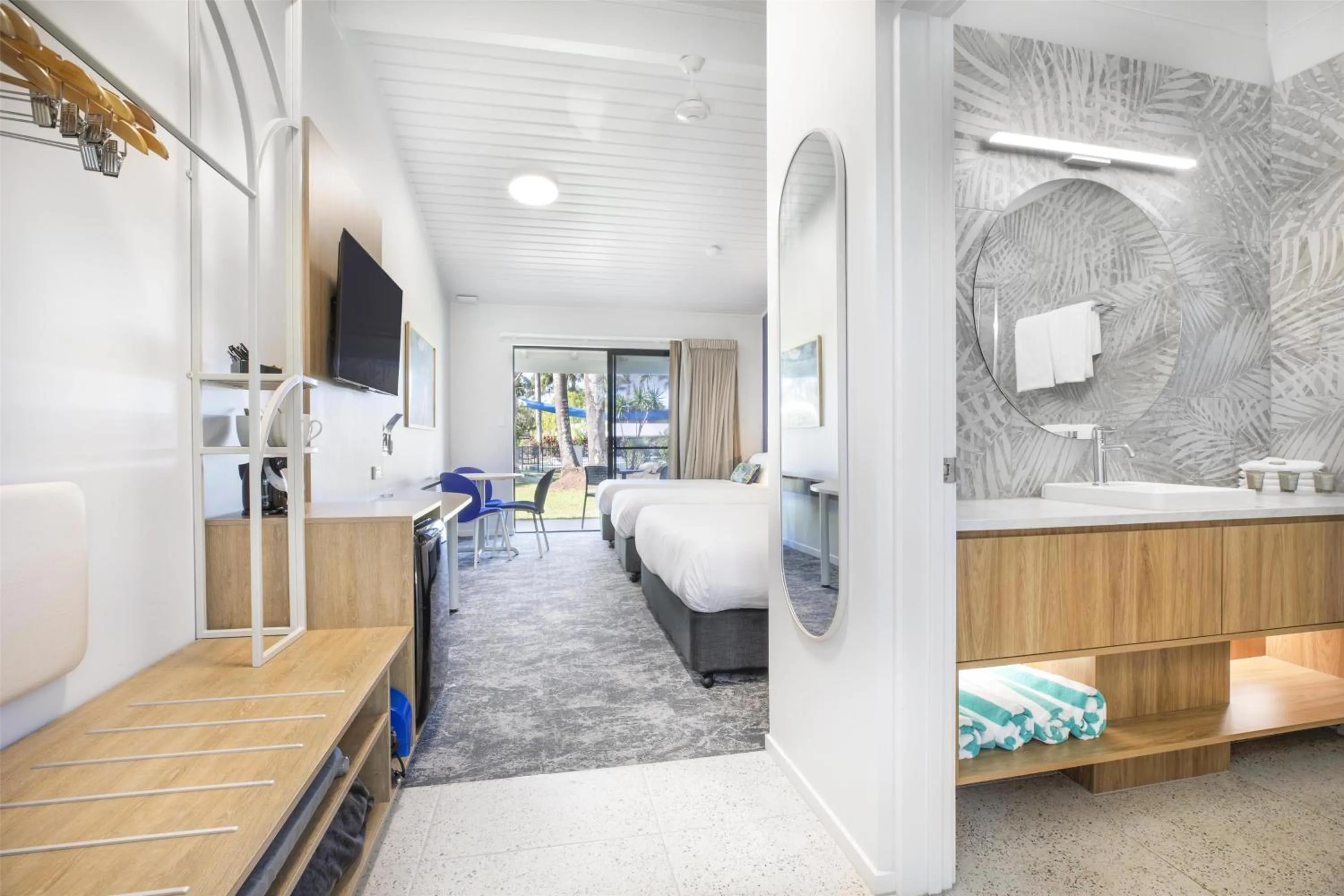 Bathroom, Bed in Nightelier Mission Beach