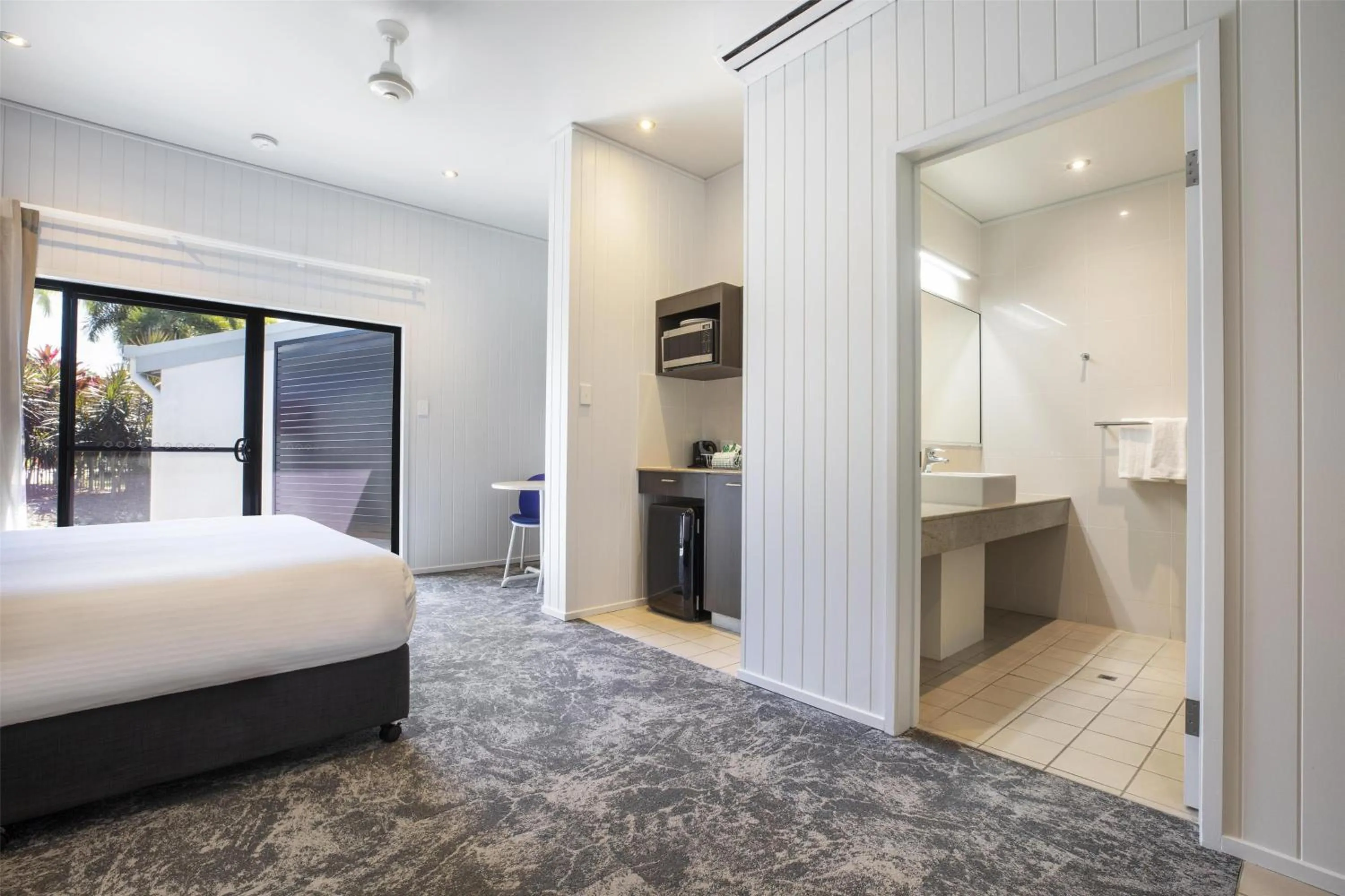 Bedroom, Bed in Nightelier Mission Beach