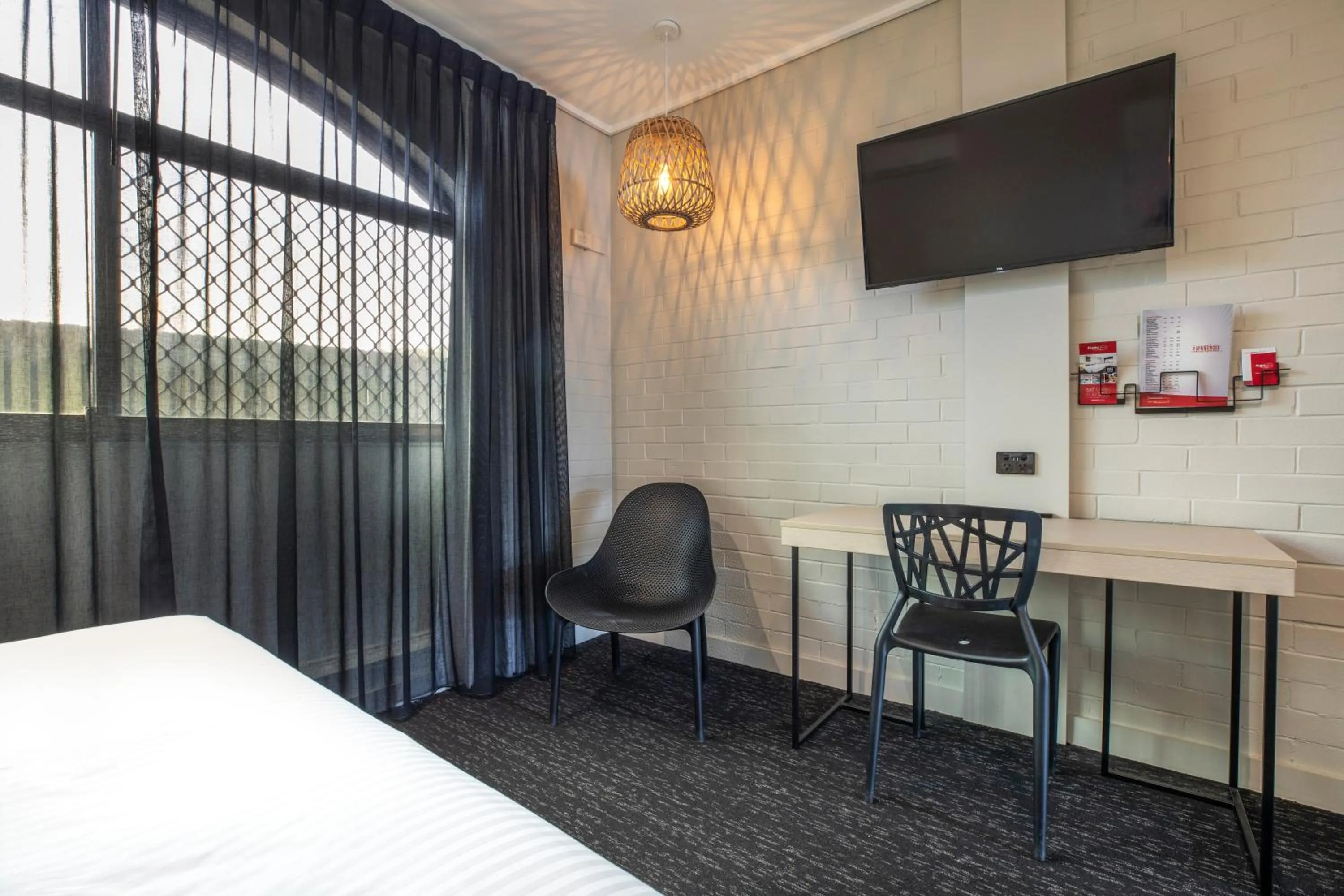 Seating area, Bed in Nightcap at Springwood Hotel