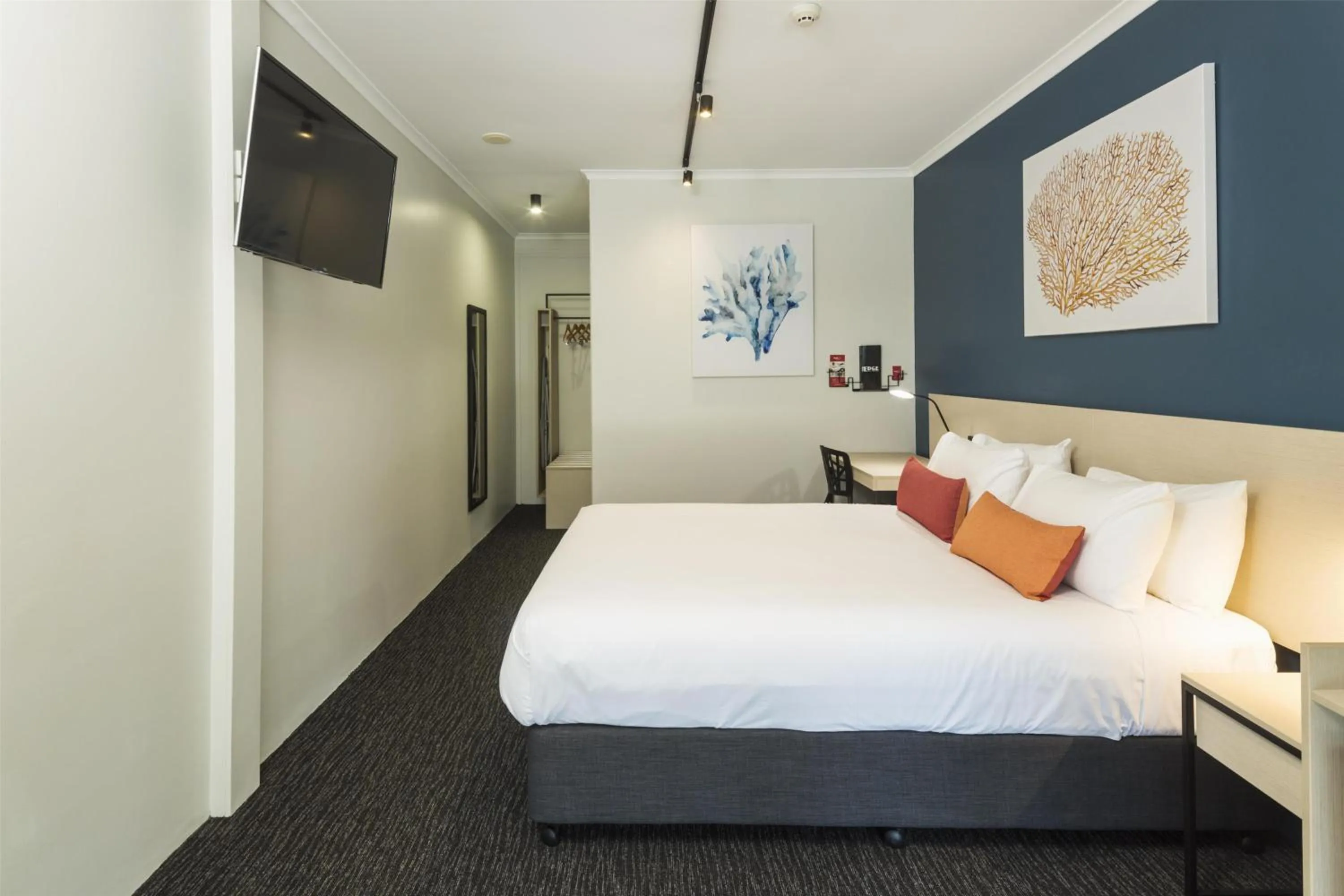 Bedroom, Bed in Nightcap at Edge Hill Tavern