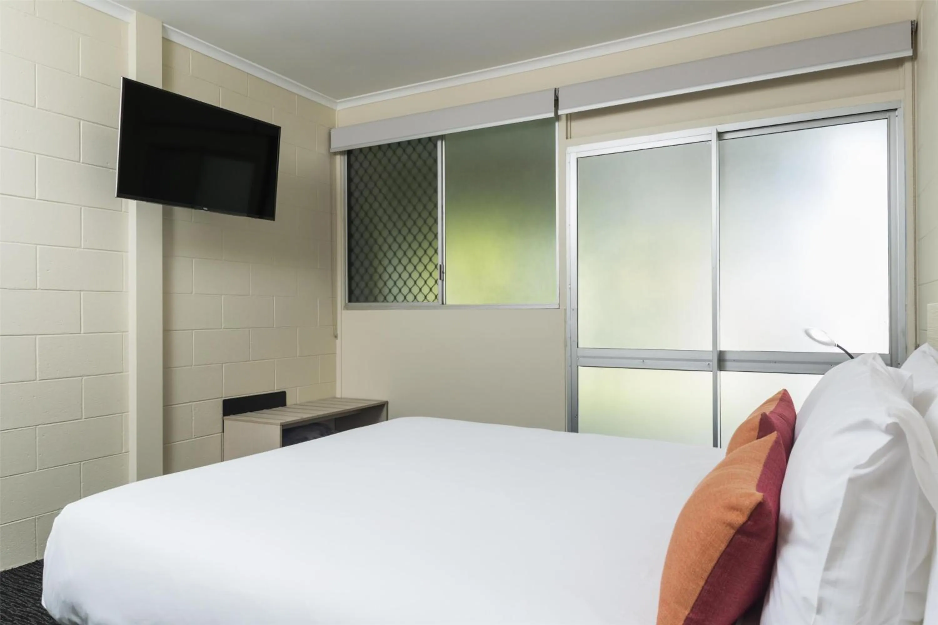 Bedroom, Bed in Nightcap at Edge Hill Tavern