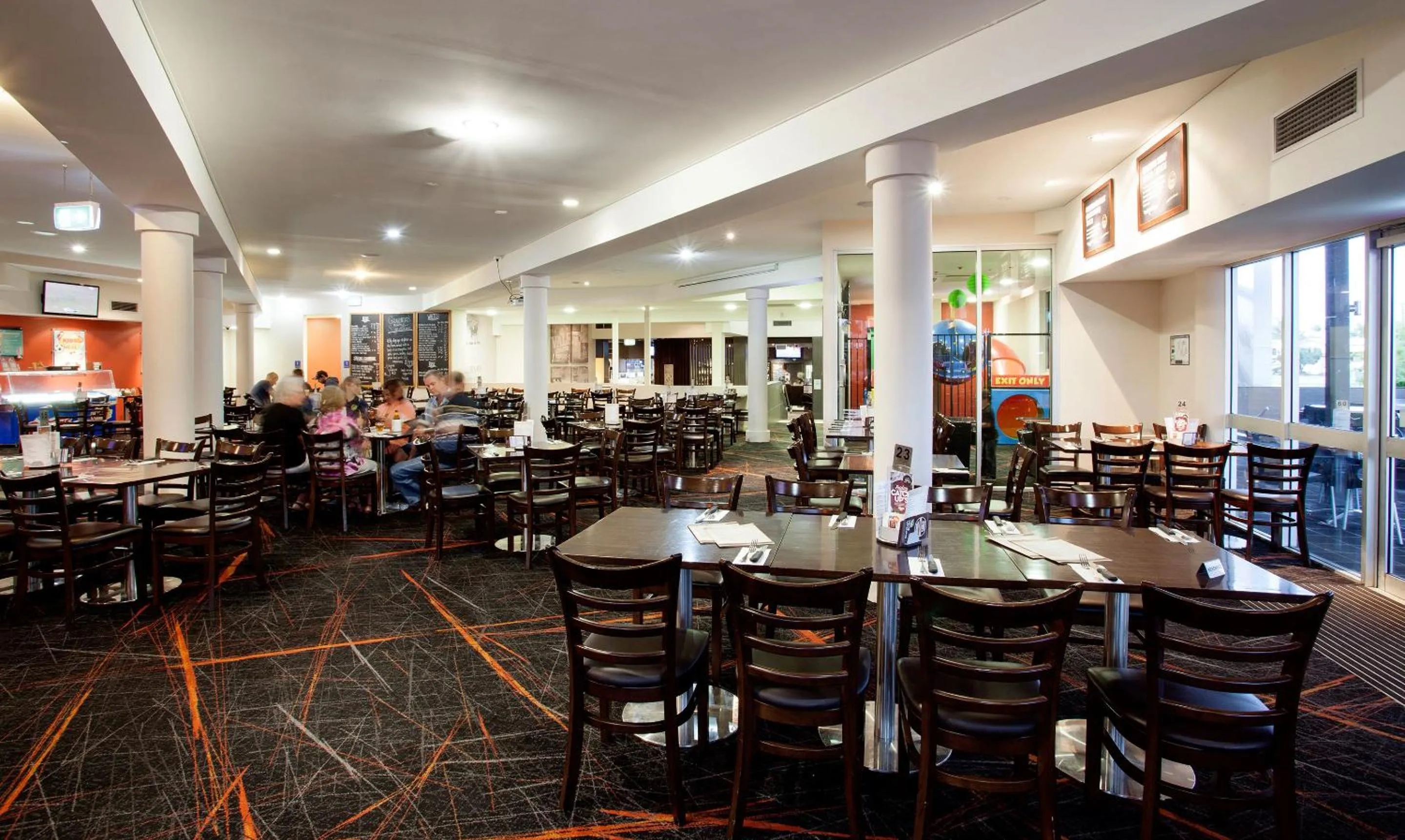 Restaurant/places to eat in Vale Hotel