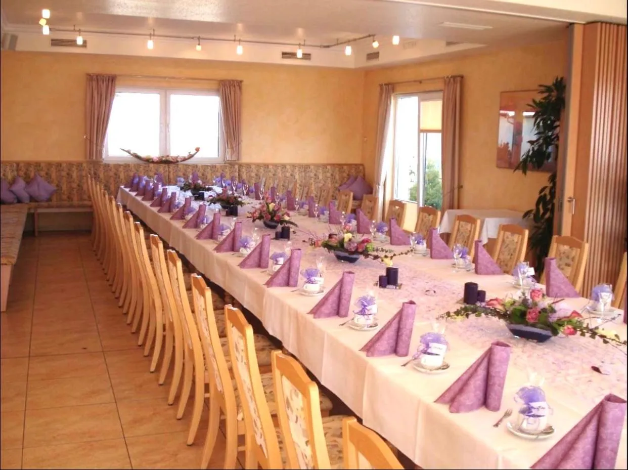 Restaurant/places to eat in Panorama Hotel am Frankenstein