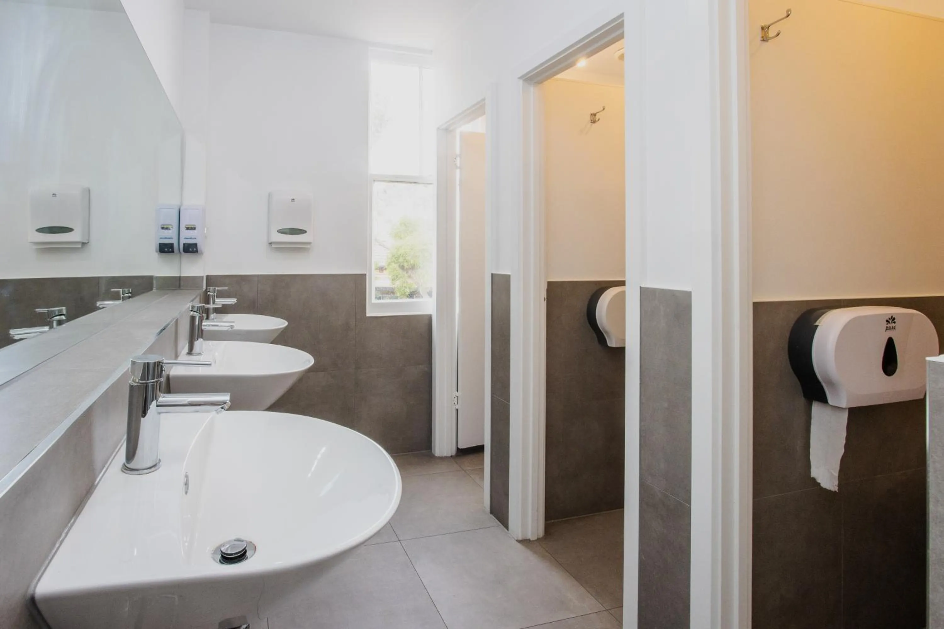 Bathroom in College Lawn Hotel