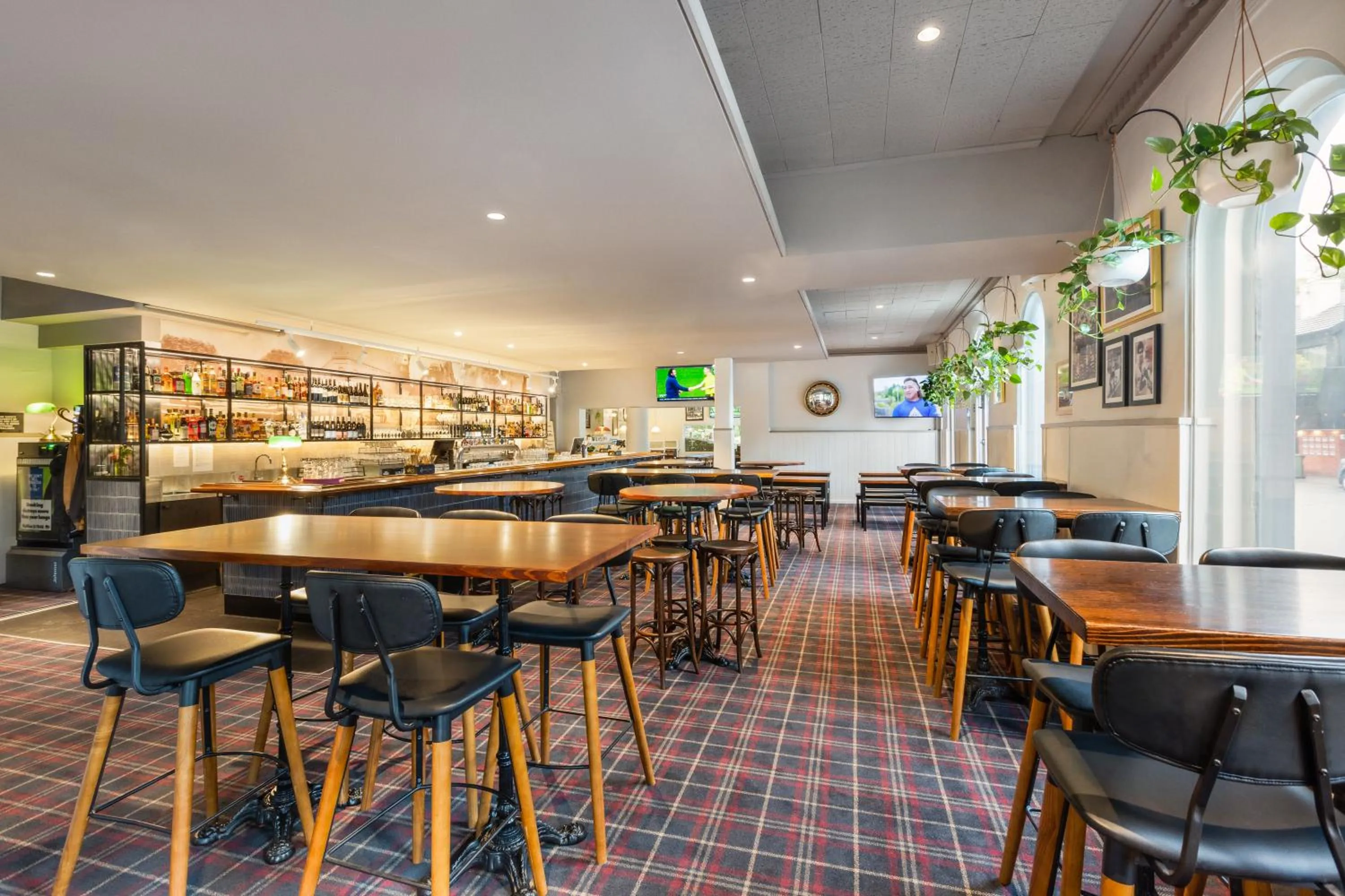 Lounge or bar in College Lawn Hotel