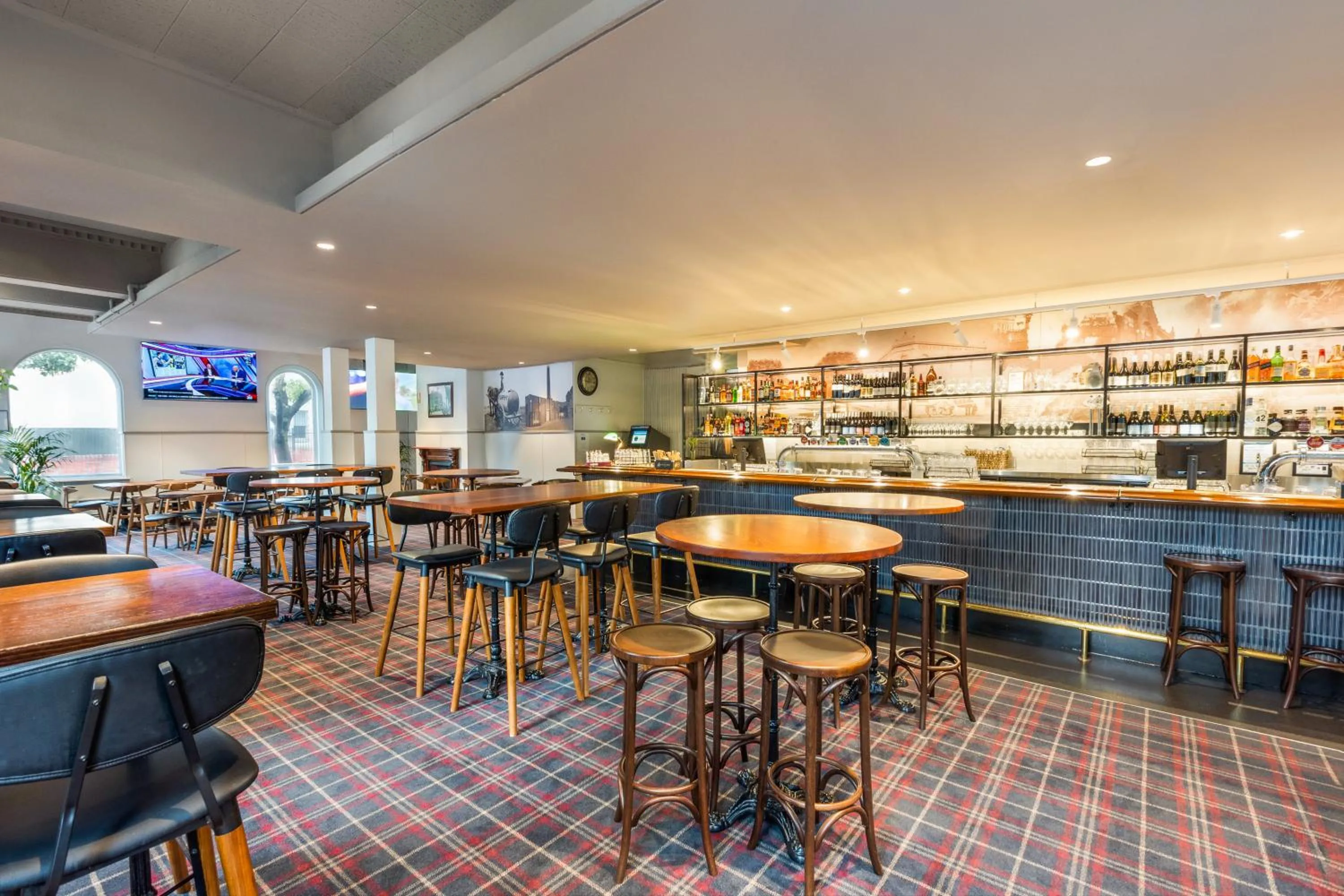 Lounge or bar in College Lawn Hotel