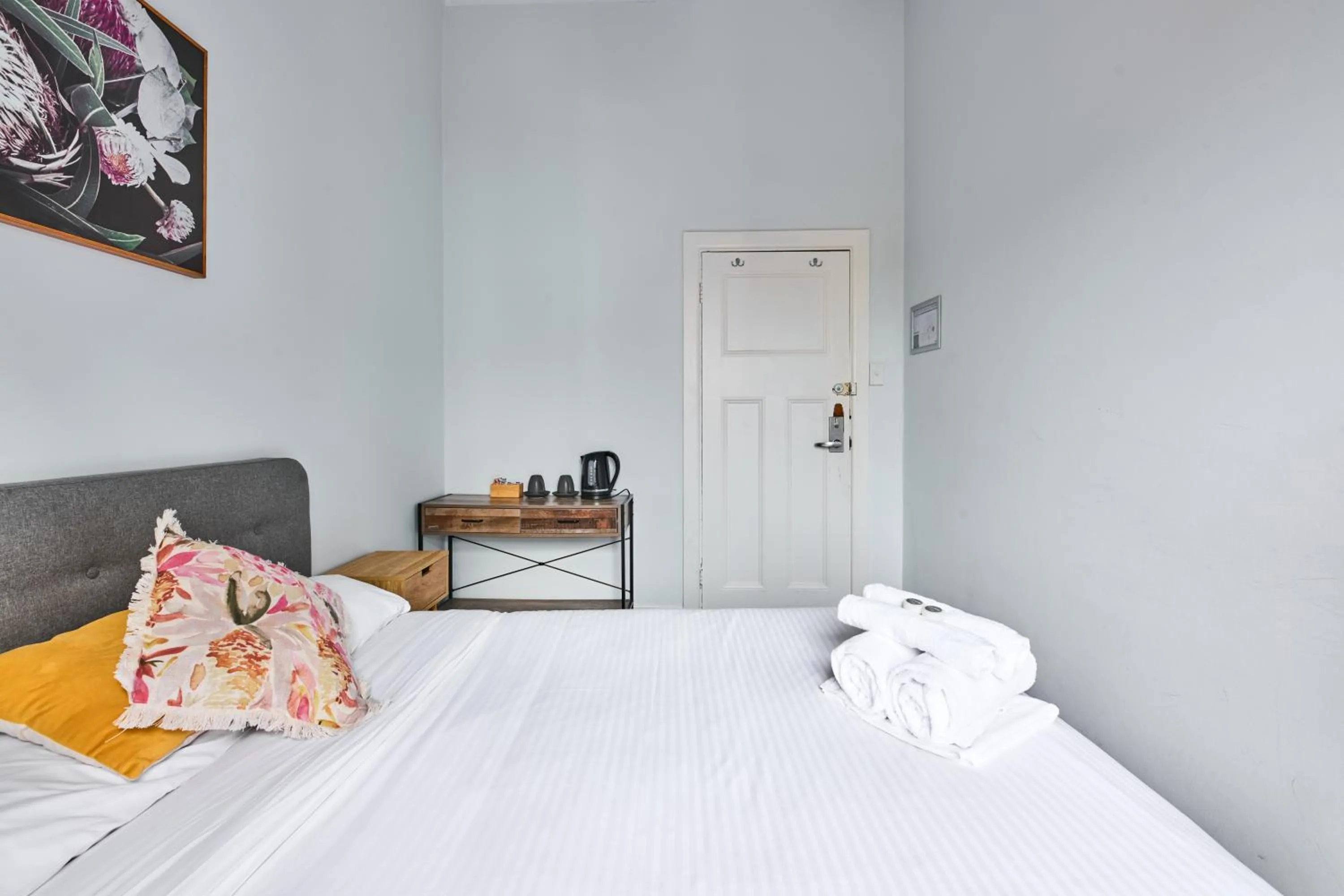 Bed in College Lawn Hotel