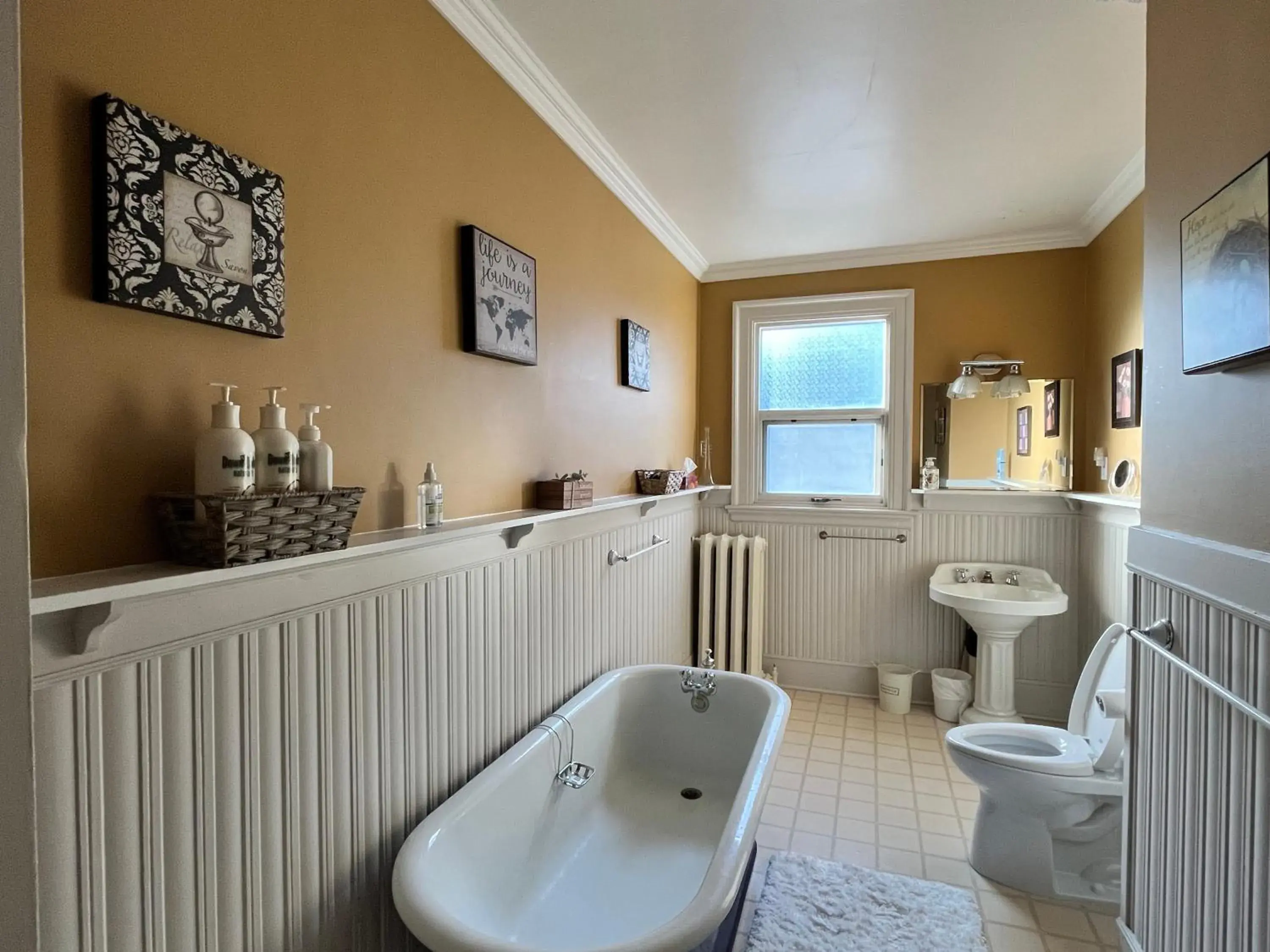 Queen Room with Balcony in Stirling House Queen Room with Balcony in Stirling House