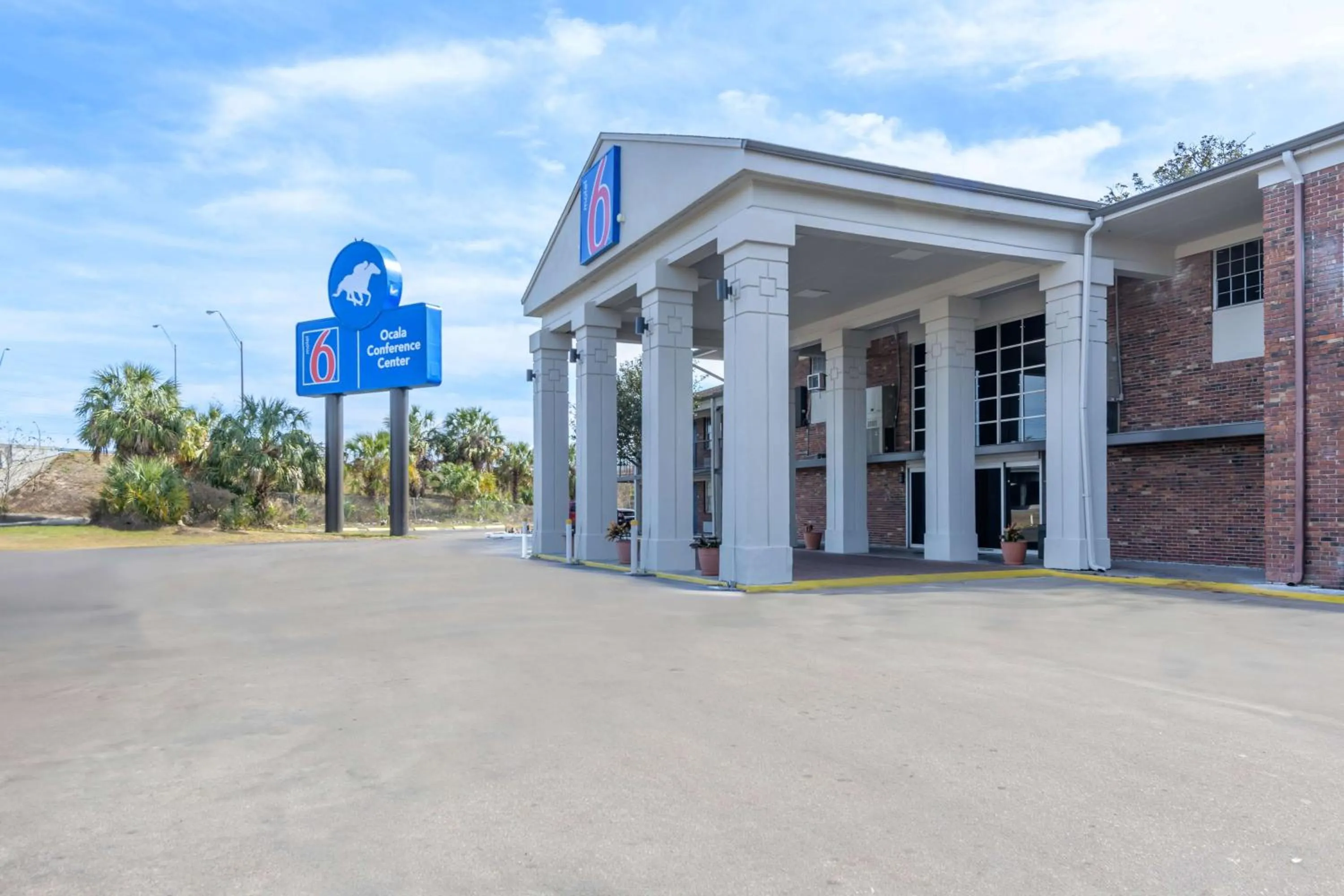 Property building in Motel 6-Ocala, FL - Conference Center