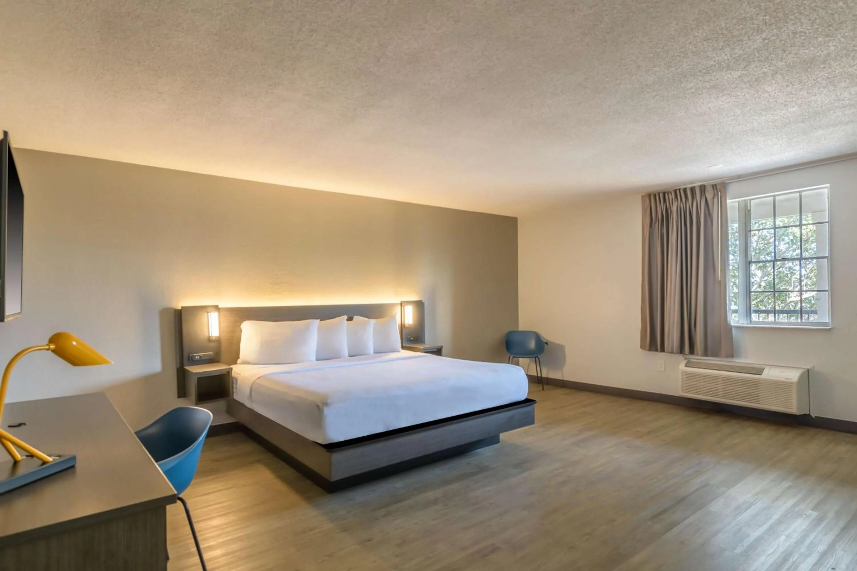 Photo of the whole room, Bed in Motel 6-Ocala, FL - Conference Center