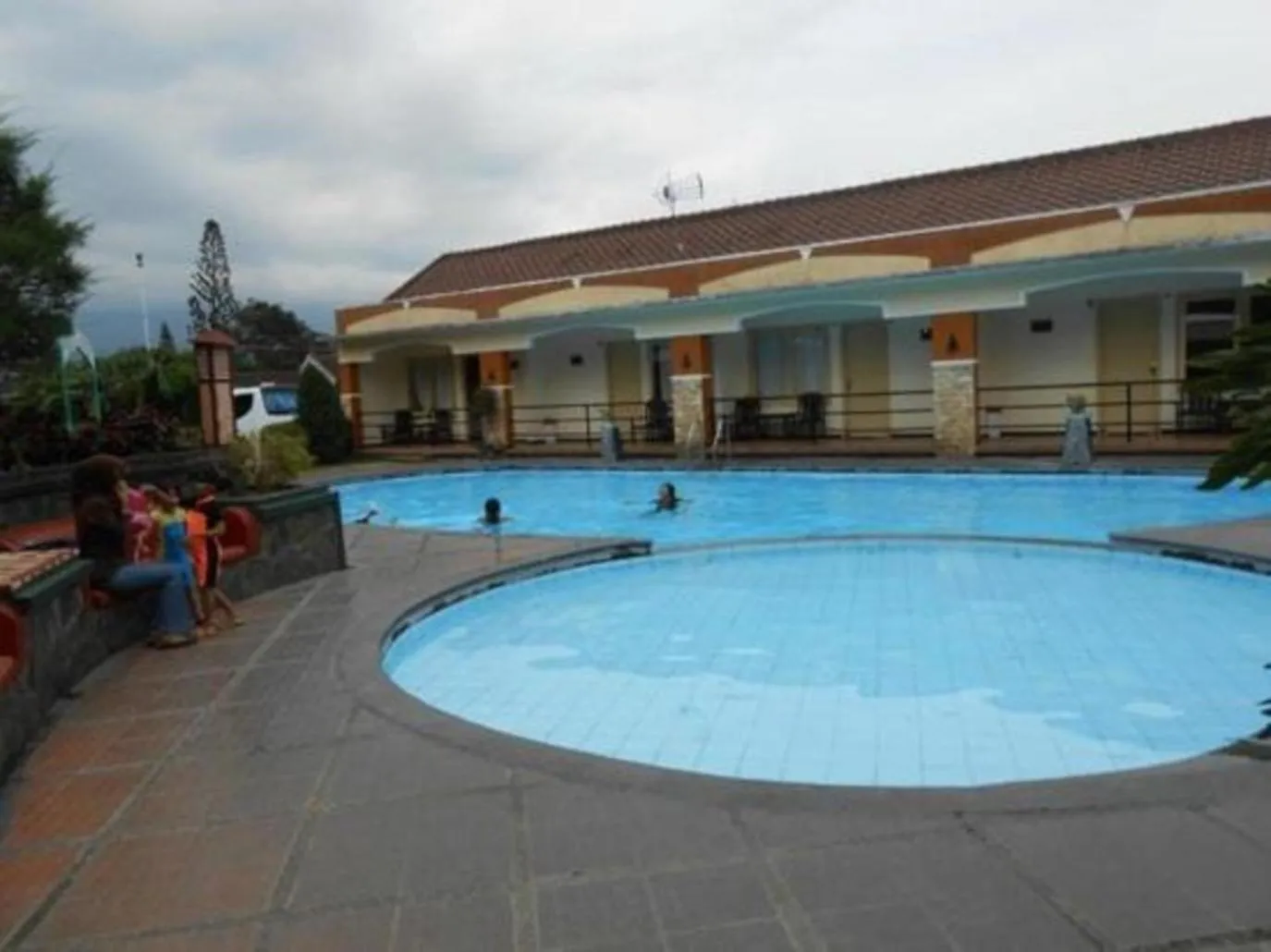 Swimming pool in Hotel Mutiara Baru