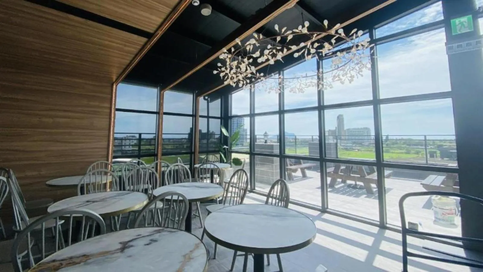 Restaurant/places to eat in Hotel Lounge