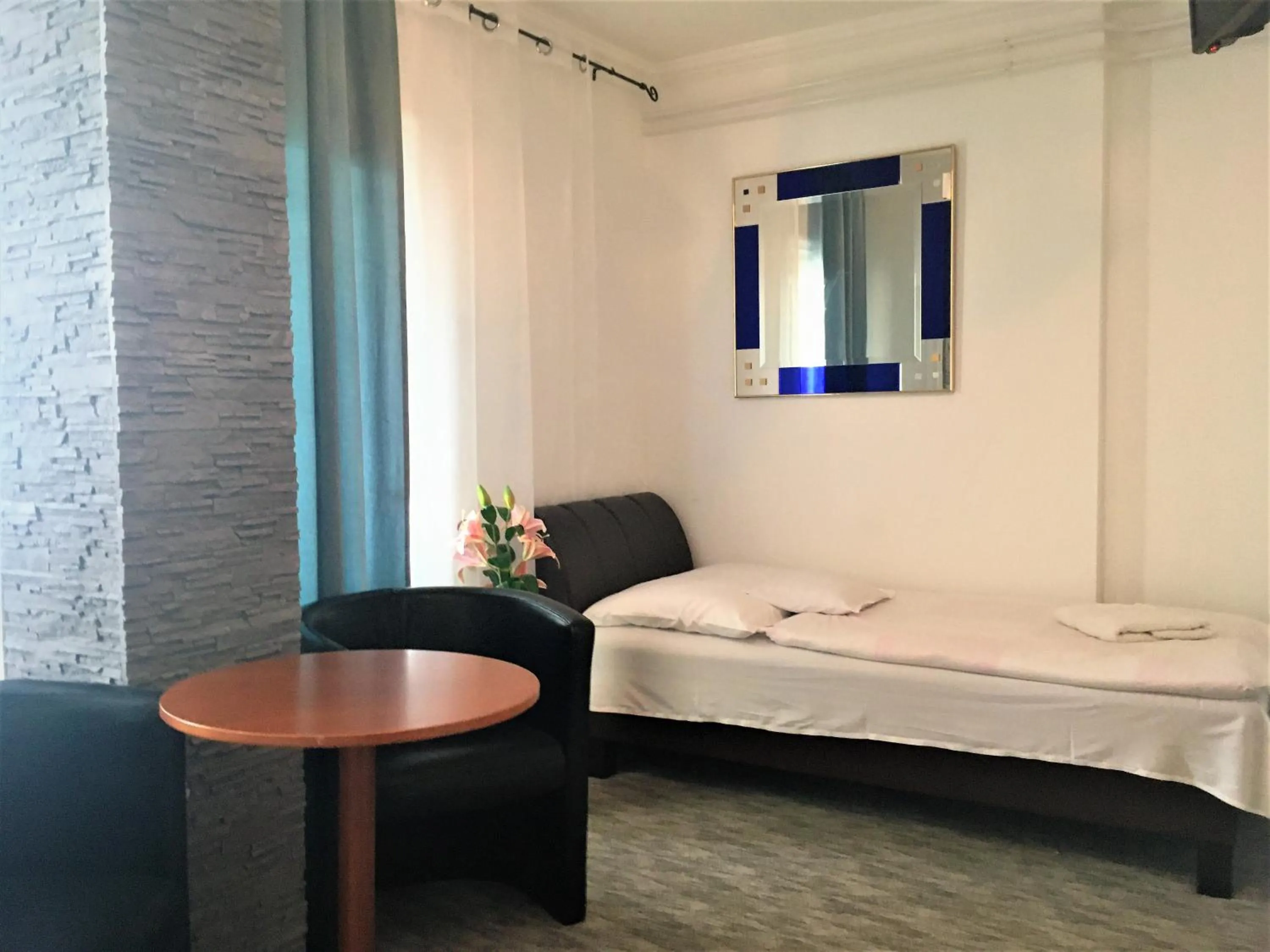 Bed in Európa Panzió