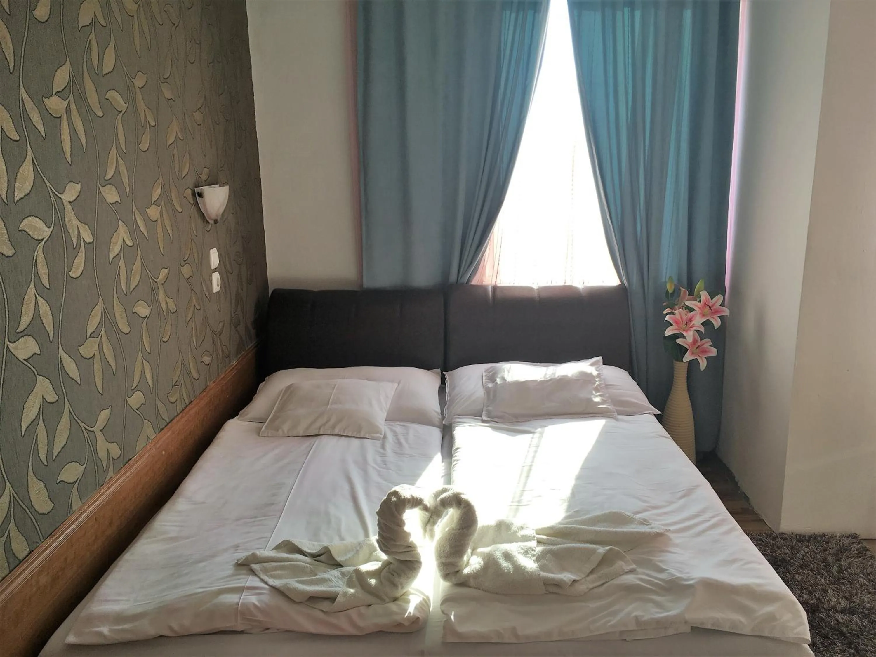 Bed in Európa Panzió