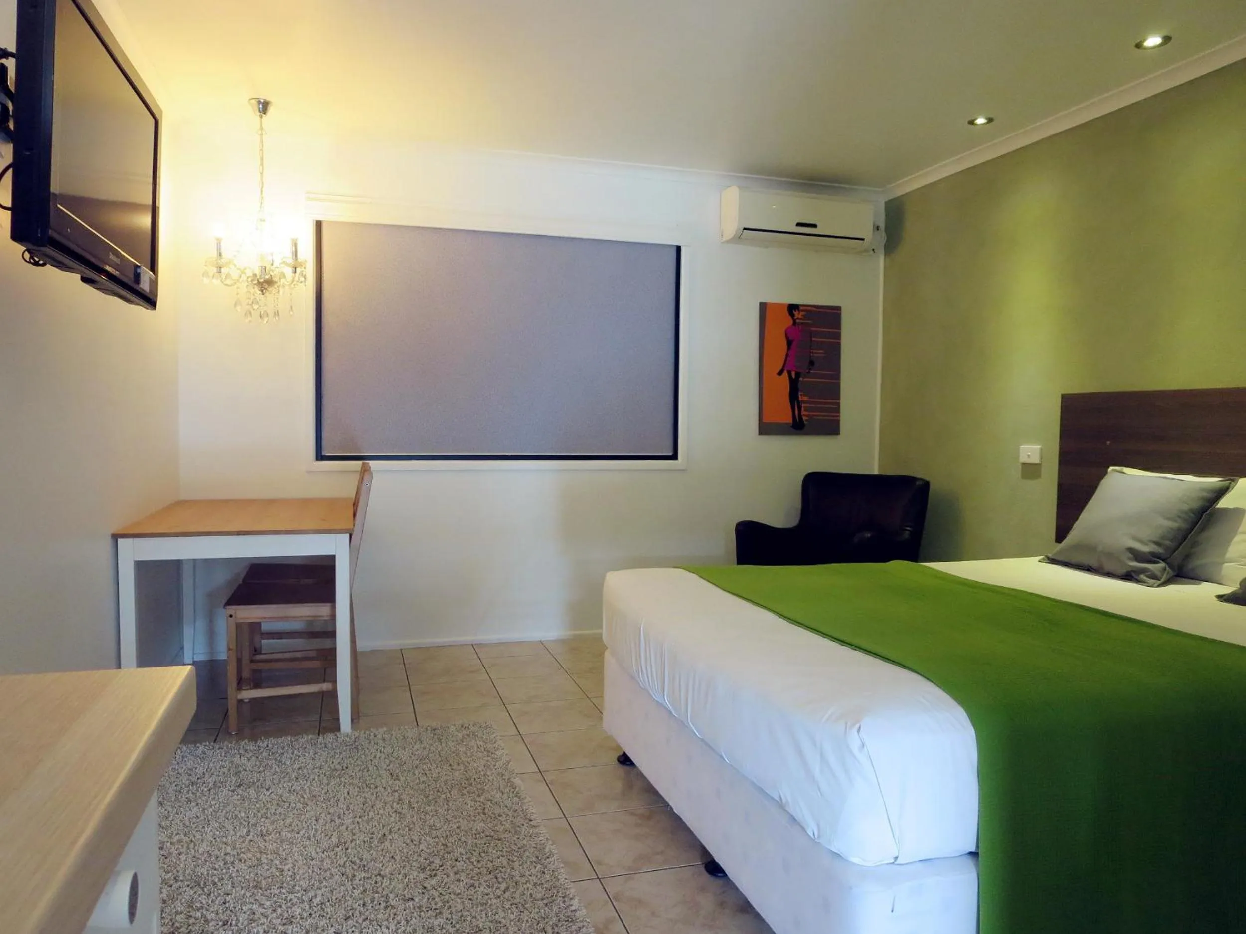 Living room, Bed in Mackay Motor Inn