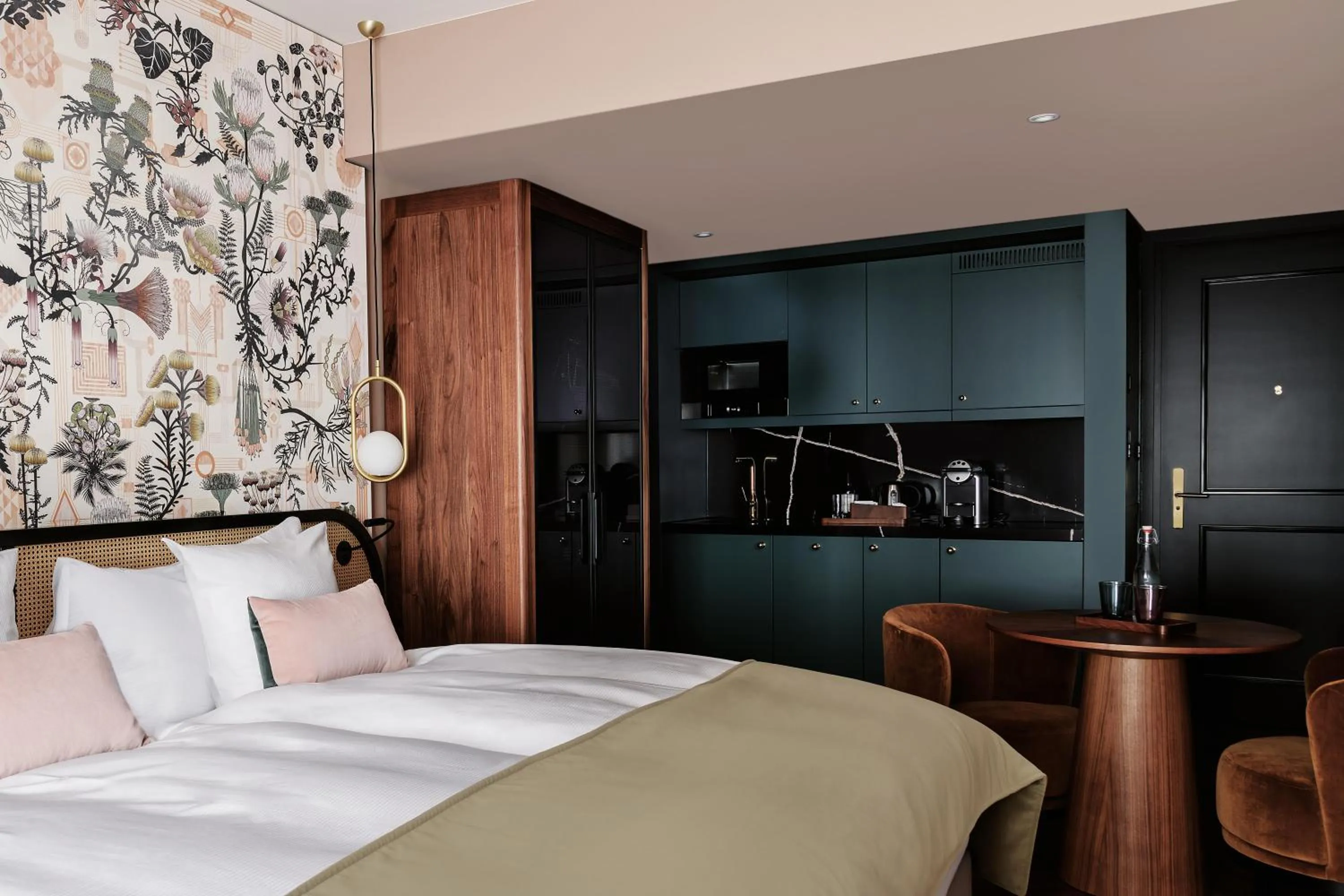 Kitchen or kitchenette, Bed in Sorell Boutique-Hotel Seidenhof Zürich