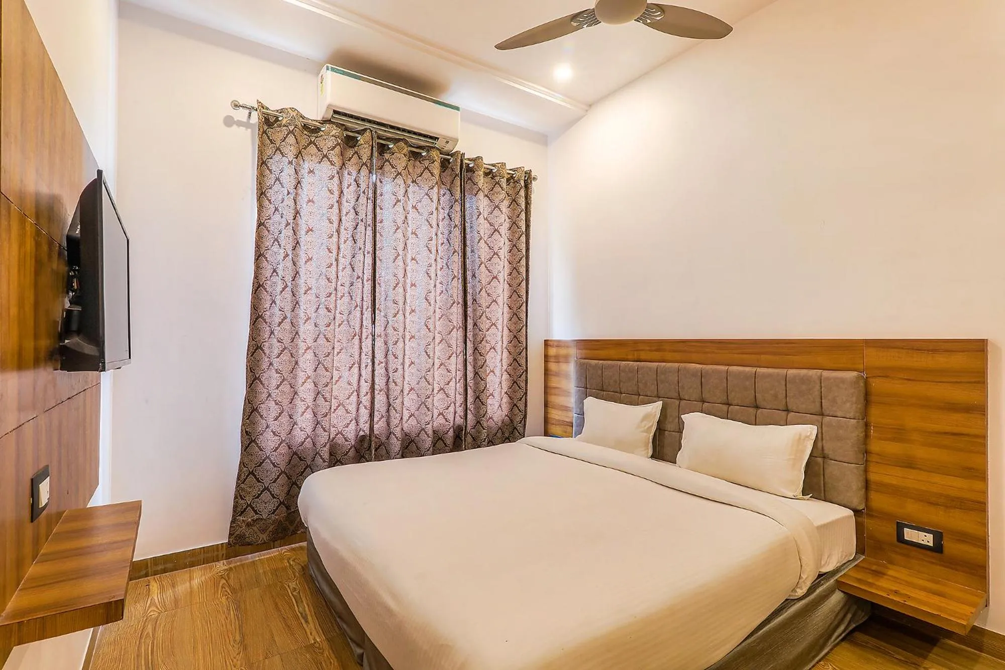 Bed in FabExpress Global Inn New