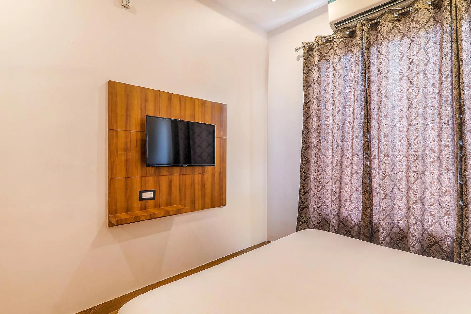 Bed in FabExpress Global Inn New