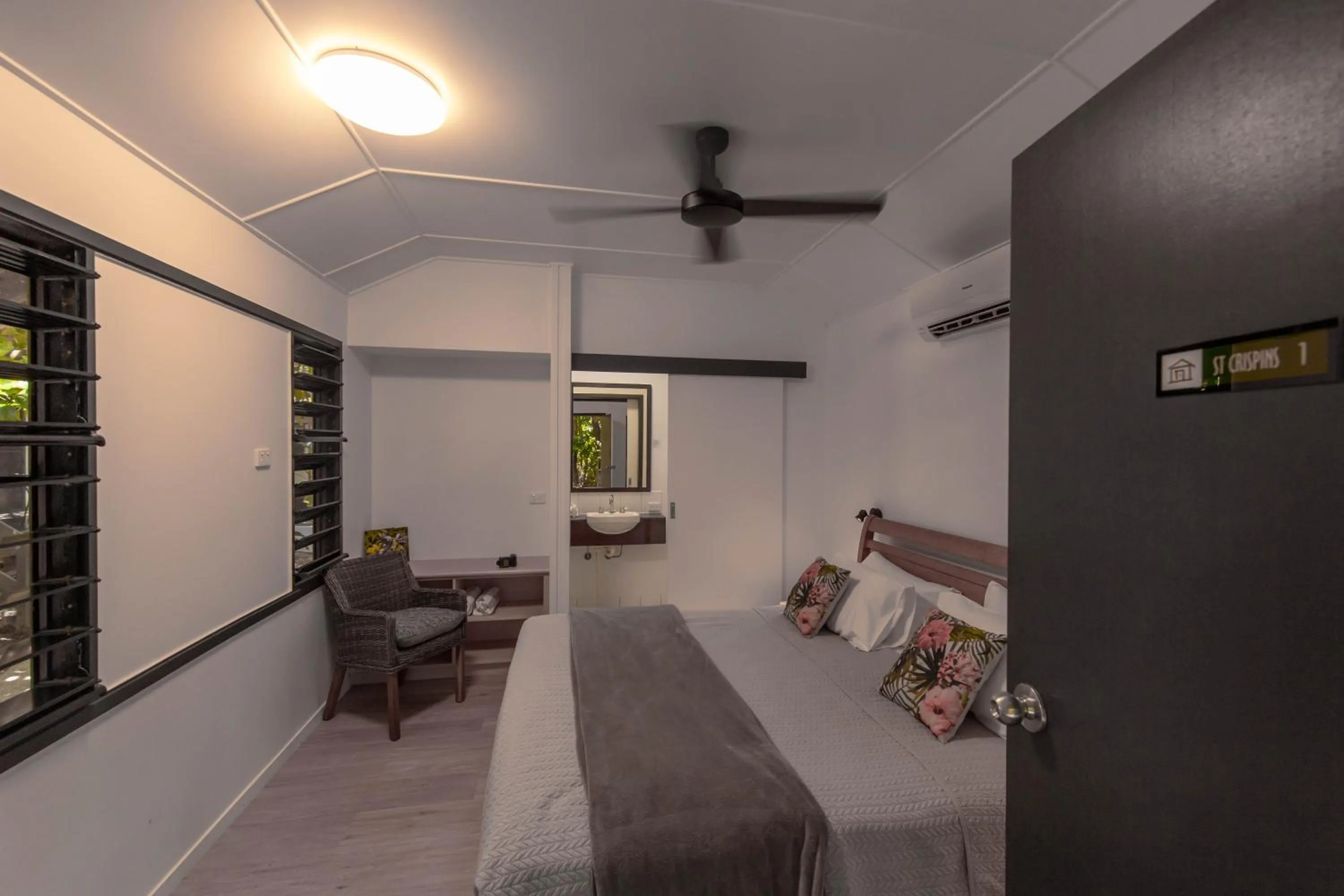 Photo of the whole room, Bed in Cape Trib Beach House