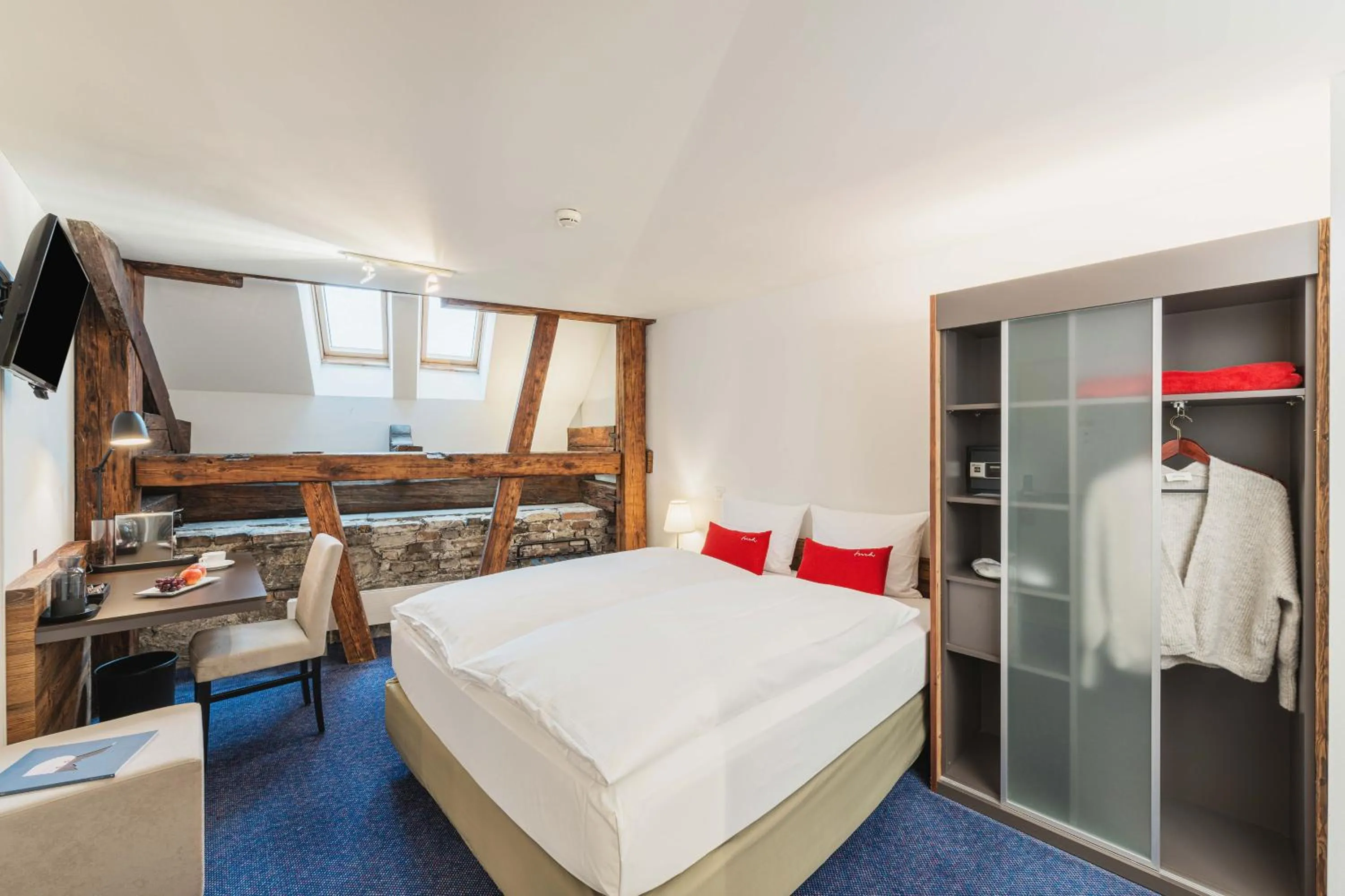 Photo of the whole room, Bed in Tailormade Hotel RÜDEN Schaffhausen