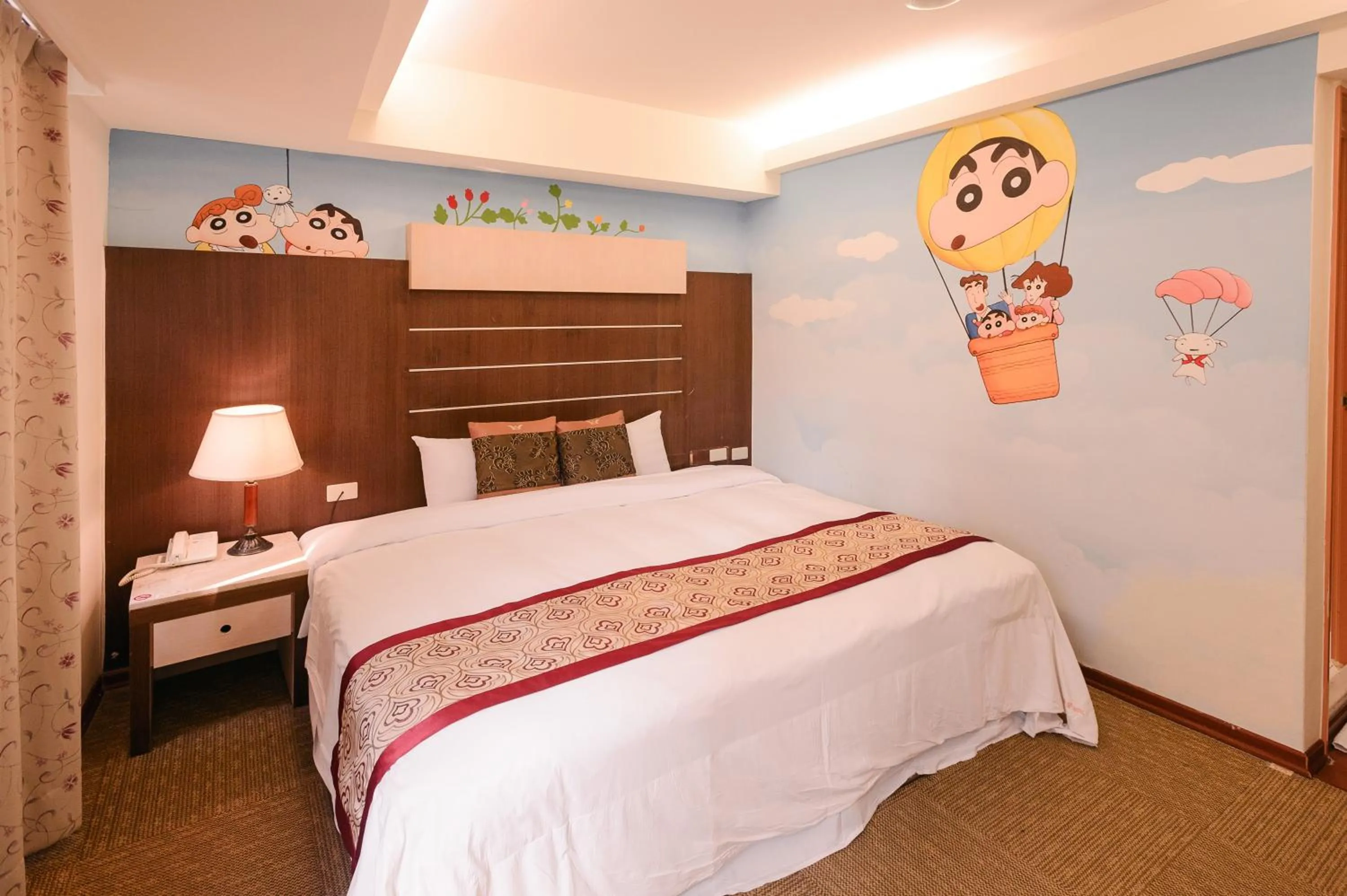 Decorative detail, Bed in Waugh Den Business Hotel