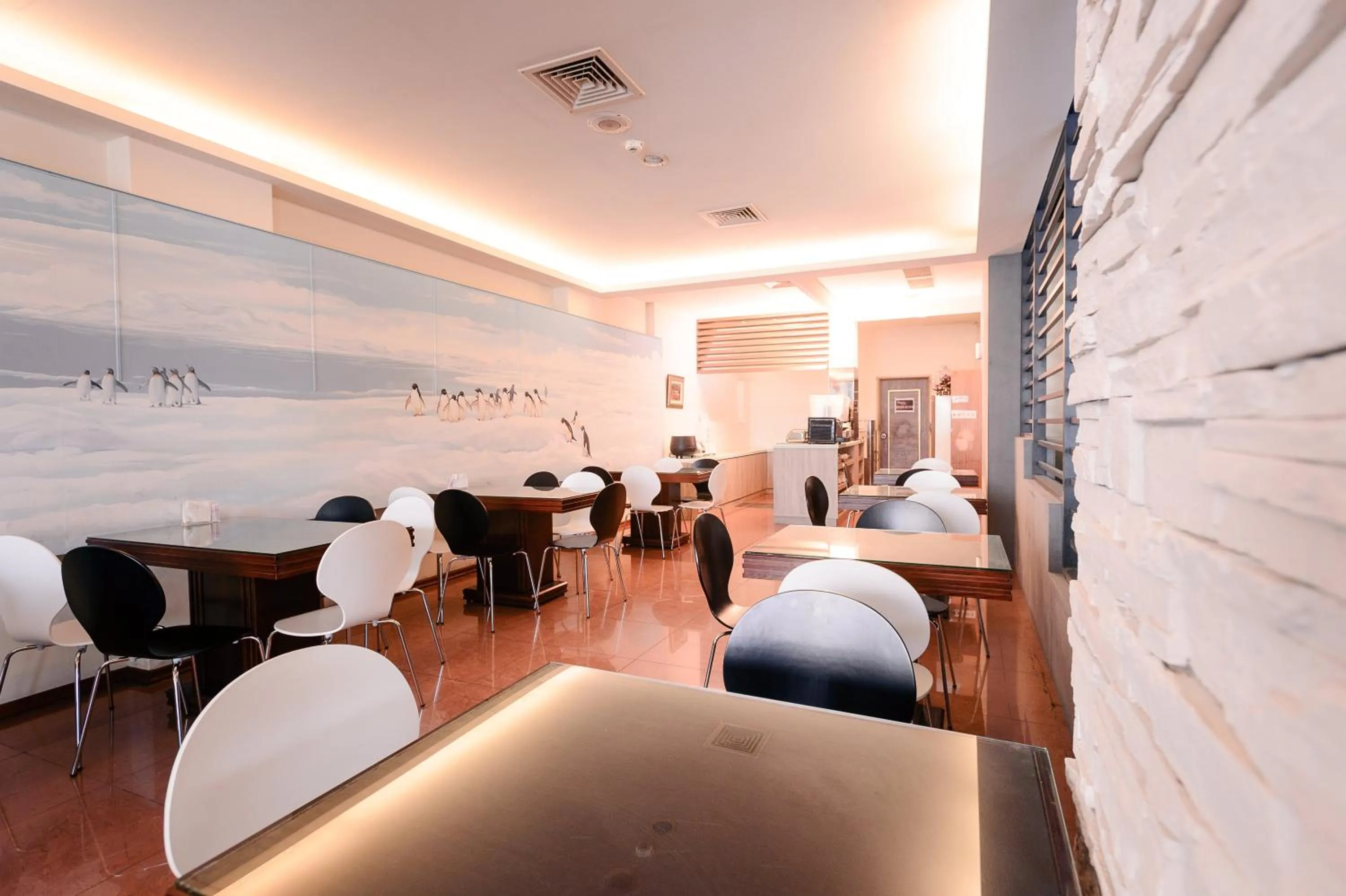 Restaurant/places to eat in Waugh Den Business Hotel