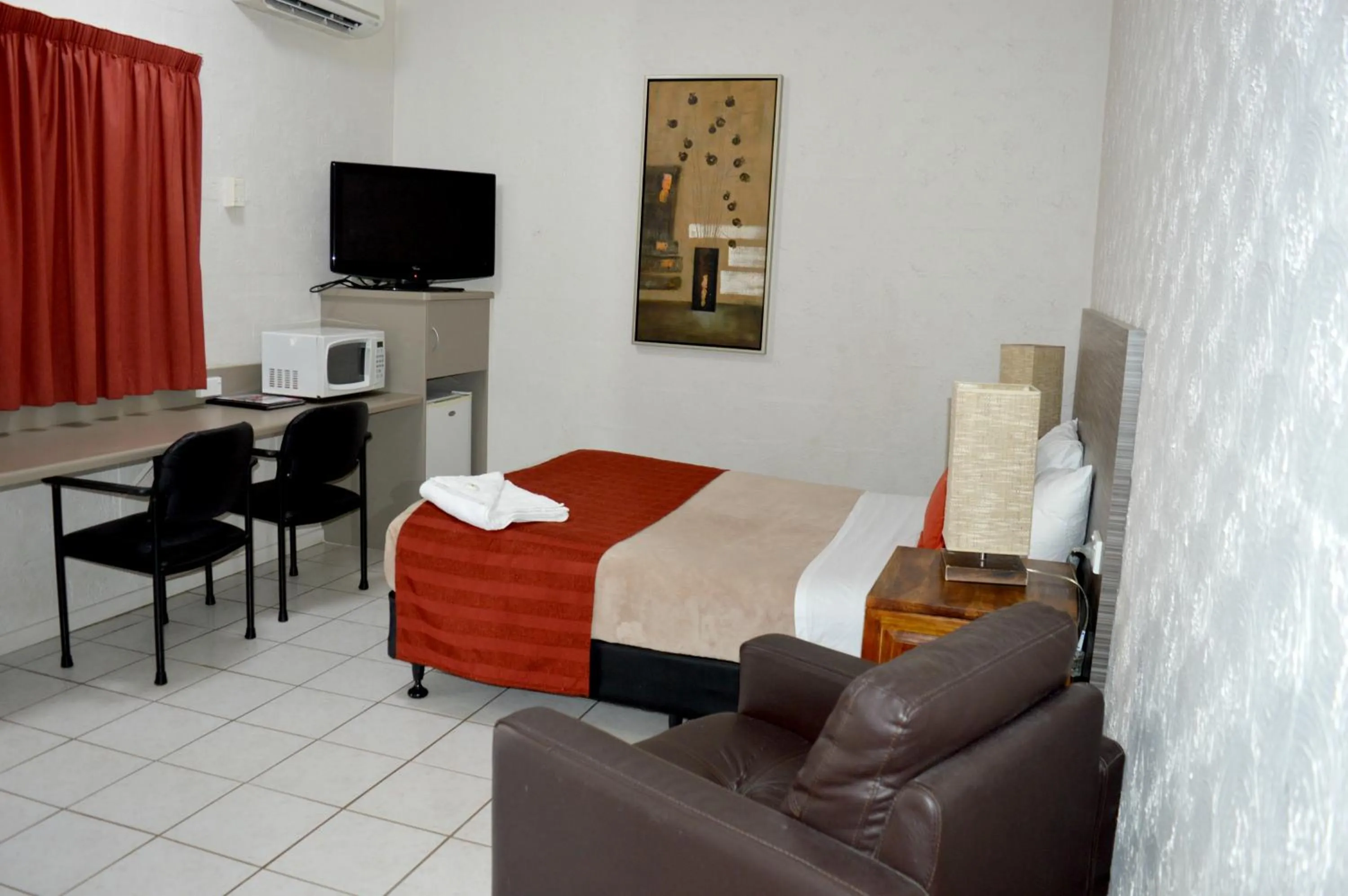 Bed in Mid City Motor Inn