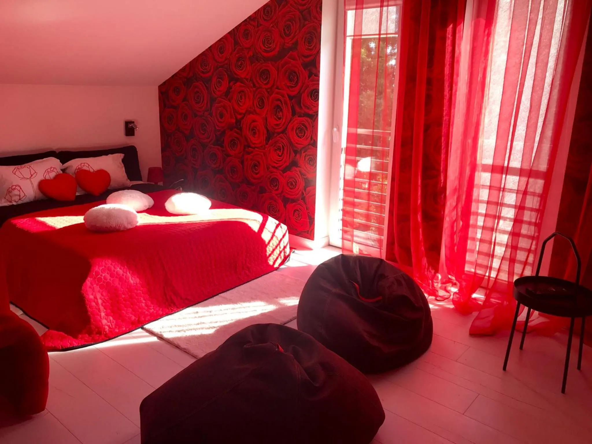Day, Bed in Rožu romantika