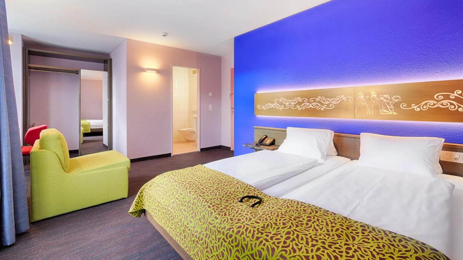 Photo of the whole room, Bed in Hotel Drei Könige Luzern