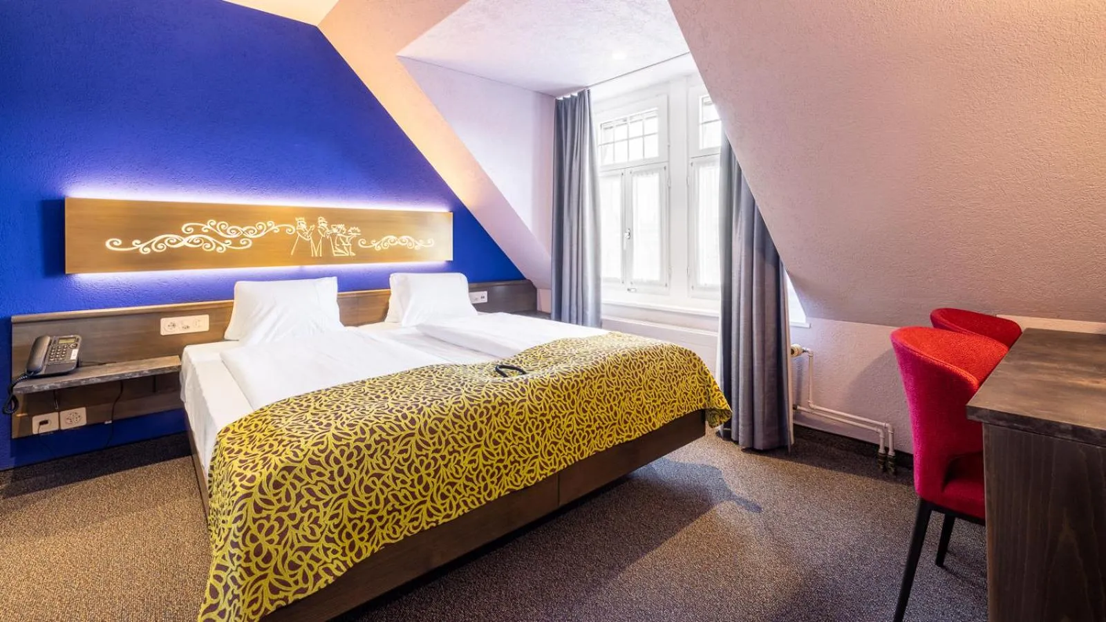 Photo of the whole room, Bed in Hotel Drei Könige Luzern