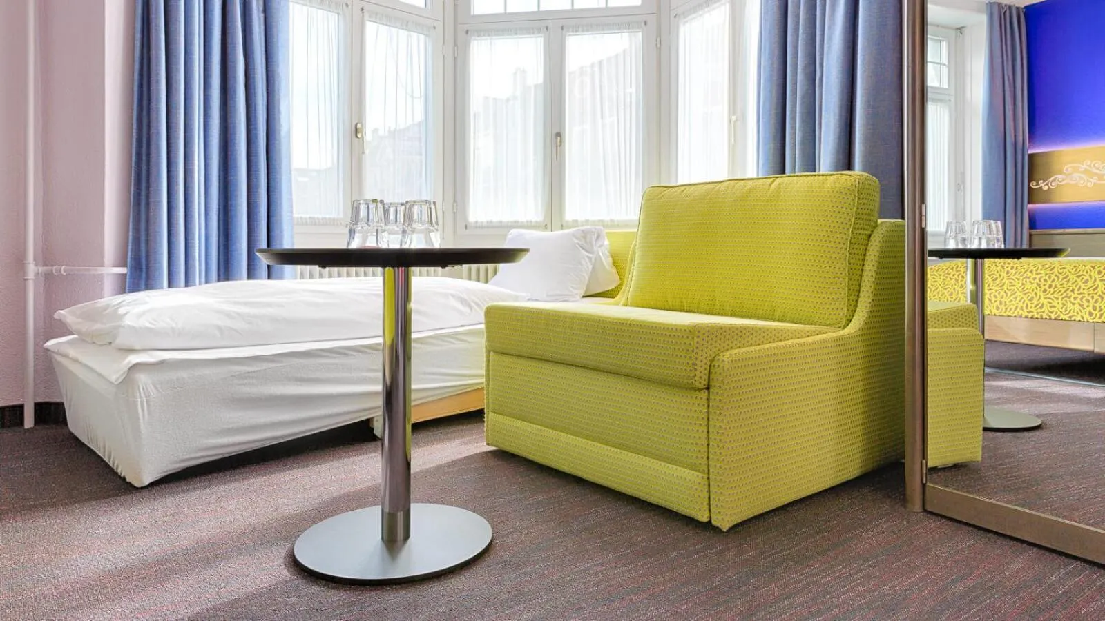 Photo of the whole room, Bed in Hotel Drei Könige Luzern