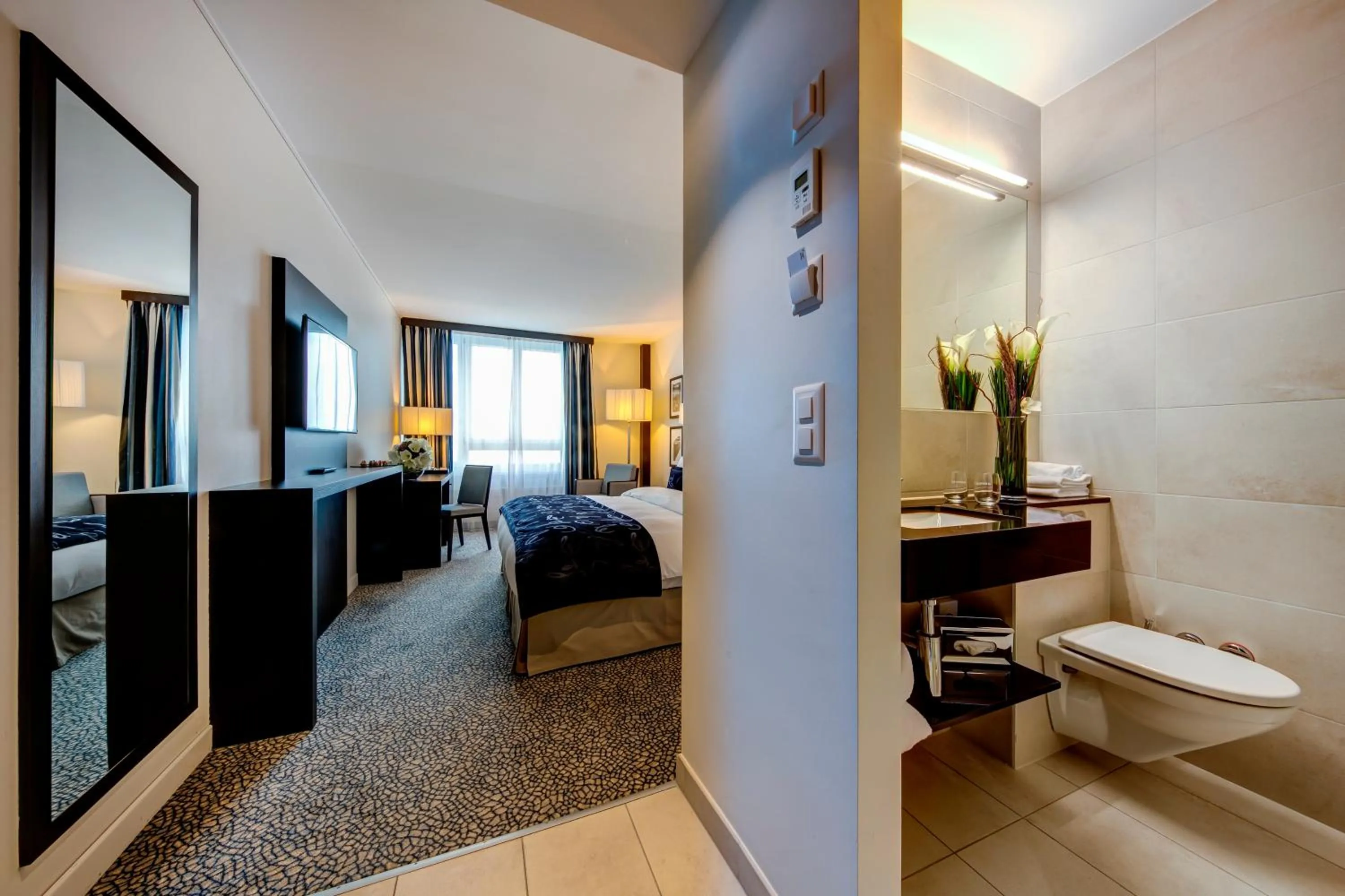 Comfort Double or Twin Room with City View in Hotel Beaulac
