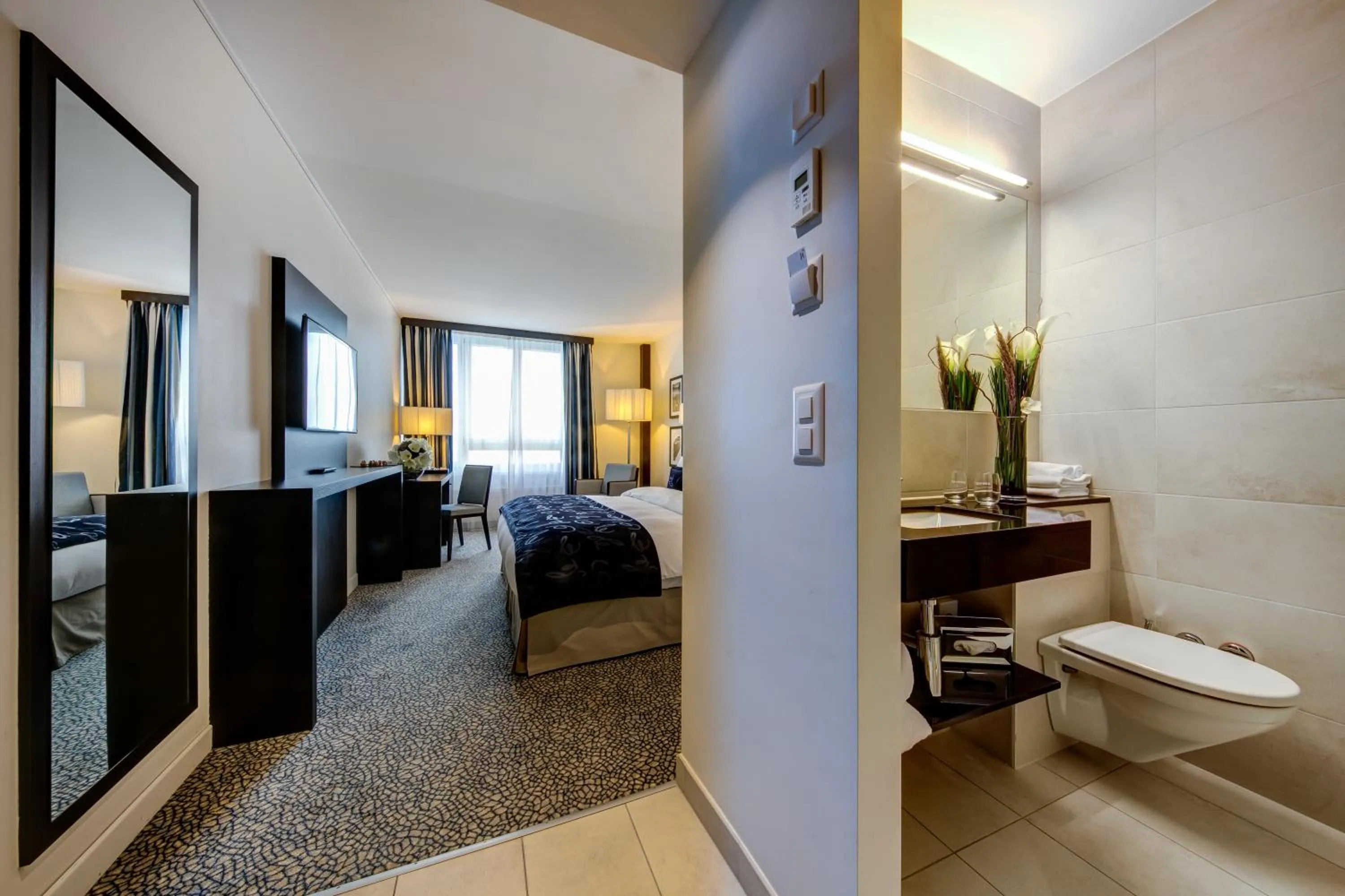 Shower, Bed in Hotel Beaulac