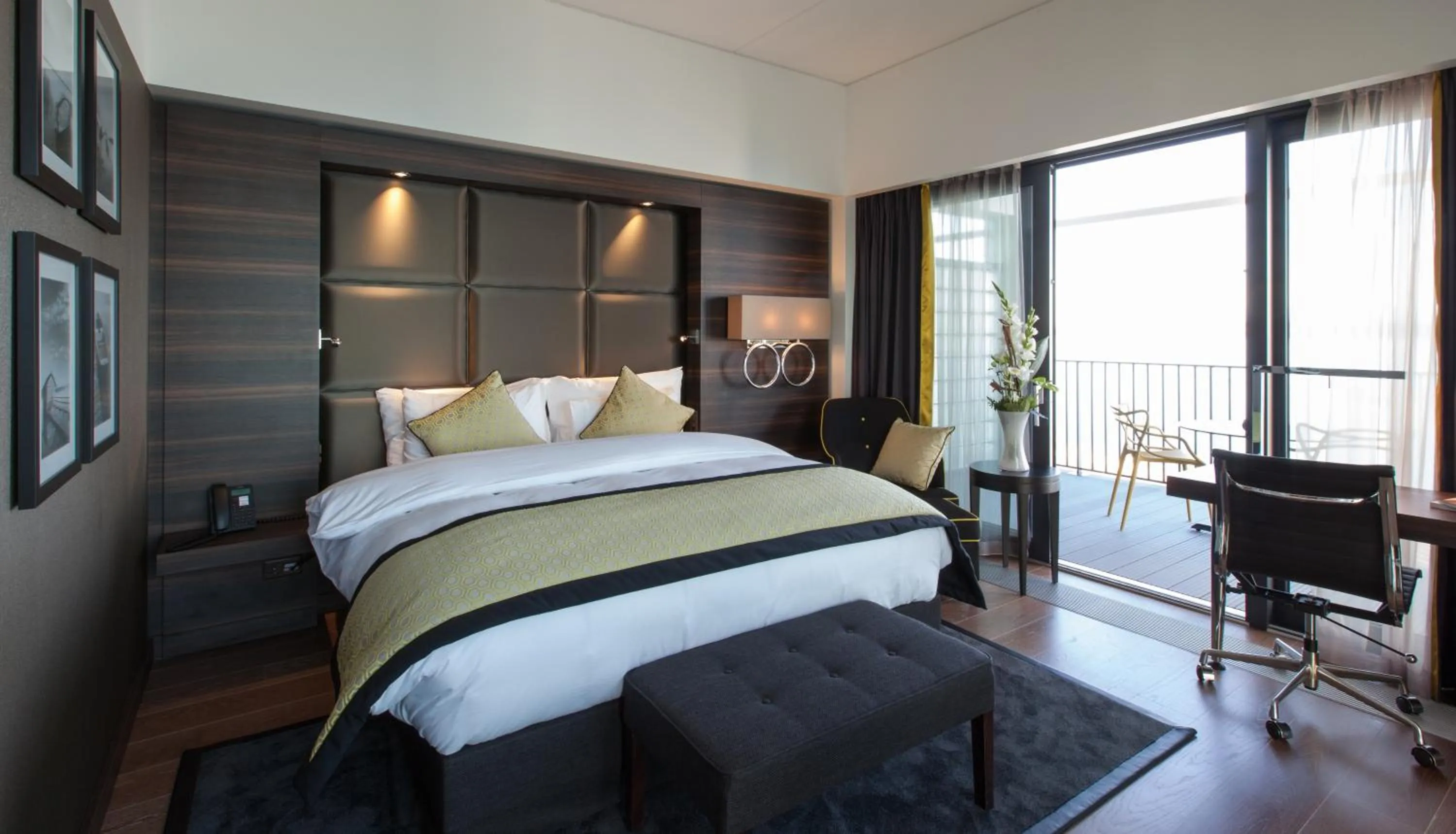 Executive room with balcony and city view in Hotel Beaulac