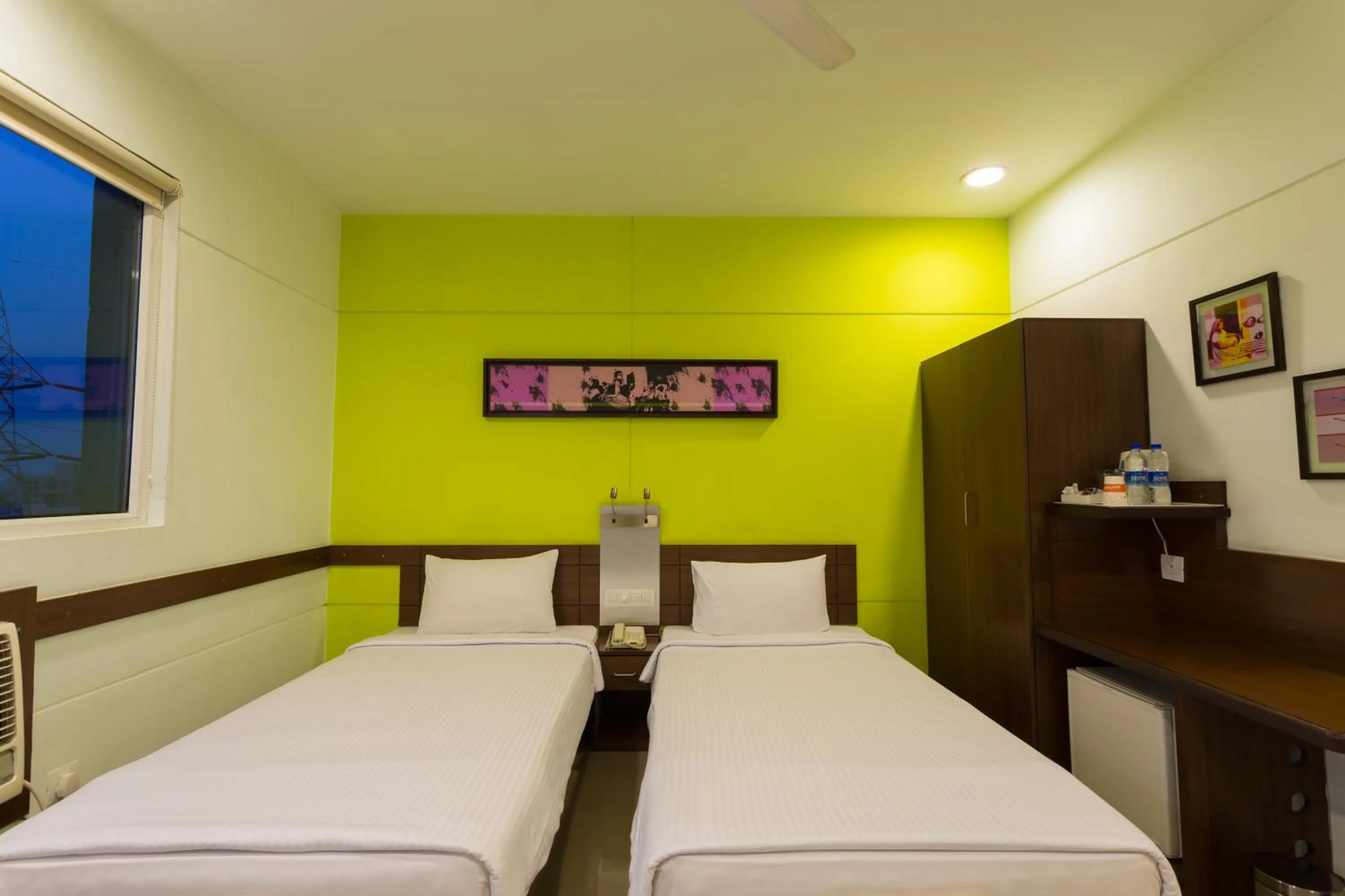 Photo of the whole room, Bed in Ginger Noida 63