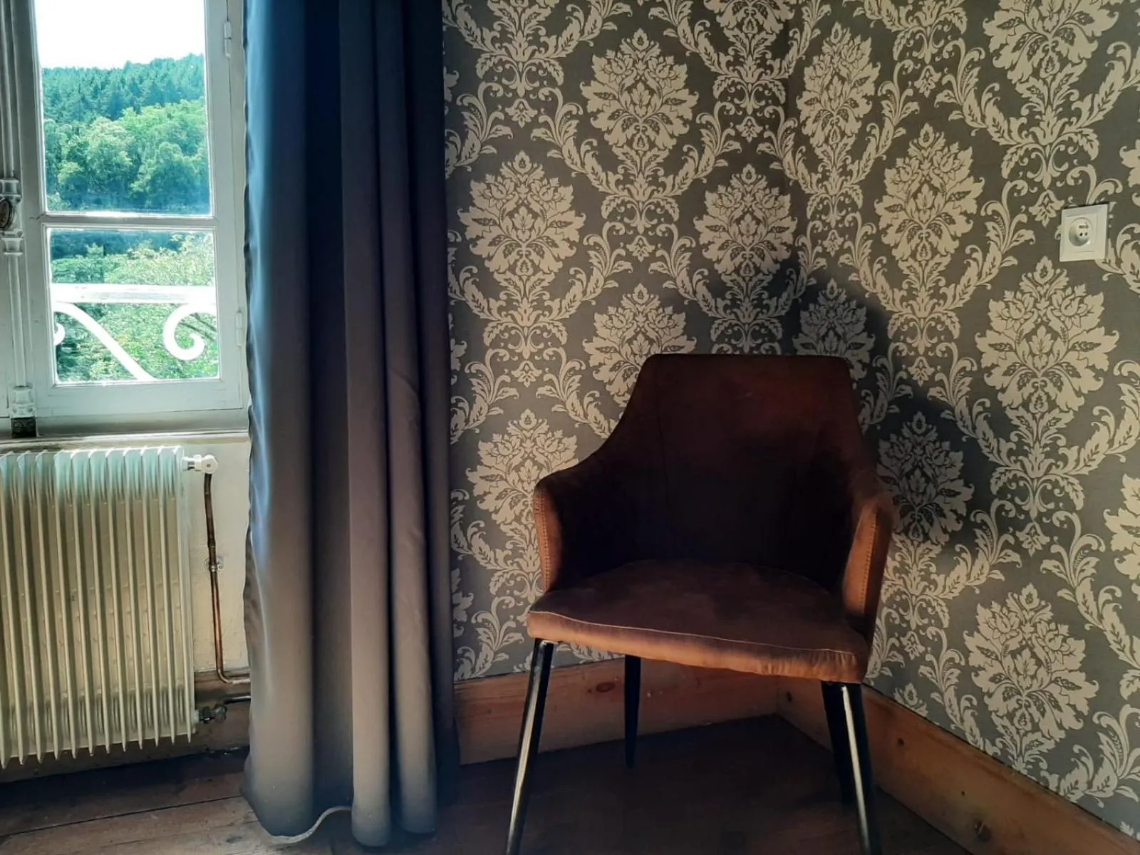 Spring, Seating Area in Villa Guillaumette