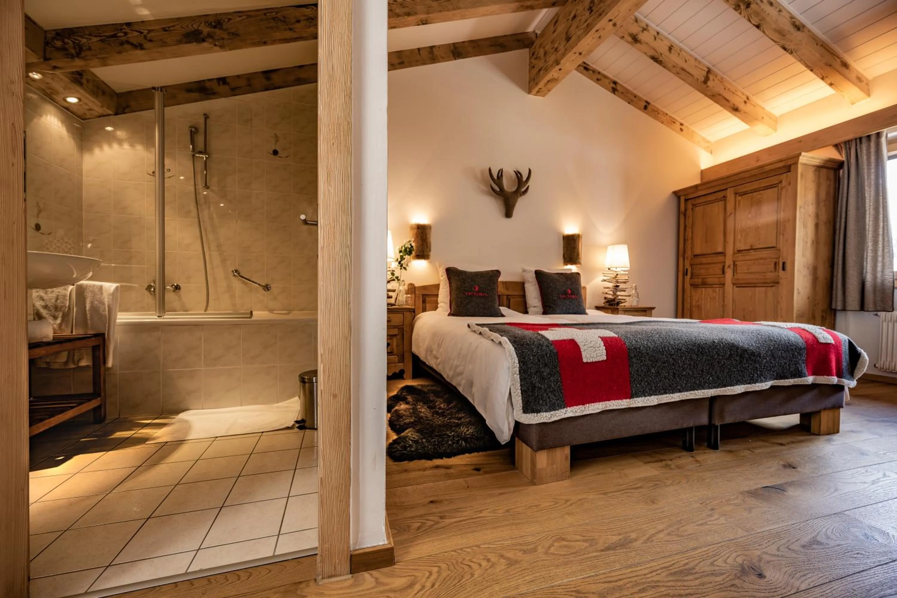 Photo of the whole room, Bed in Victoria Retreat