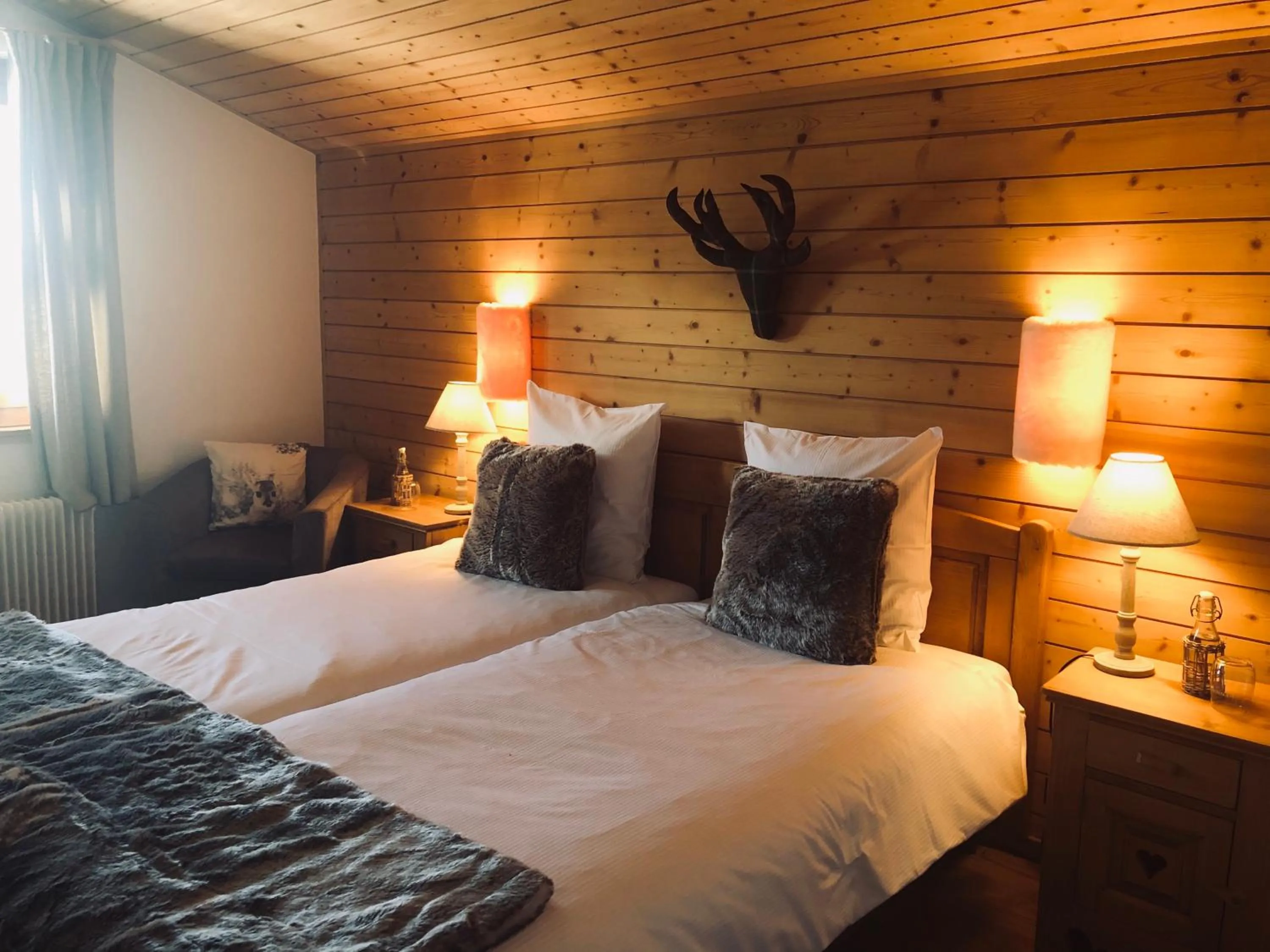 Photo of the whole room, Bed in Victoria Retreat