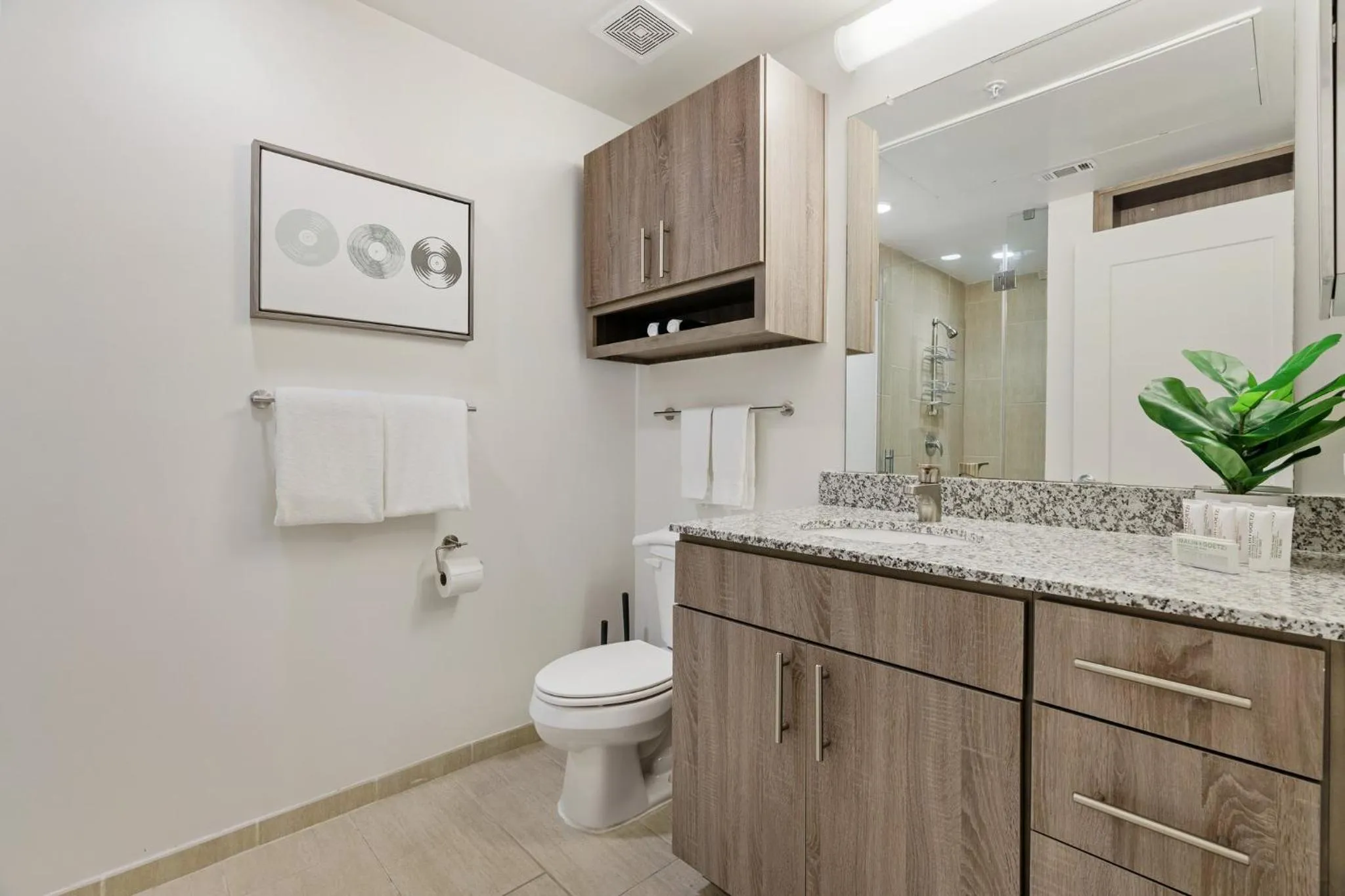 Toilet in Lodgeur Midtown, Houston - close to Downtown & Texas Medical Center