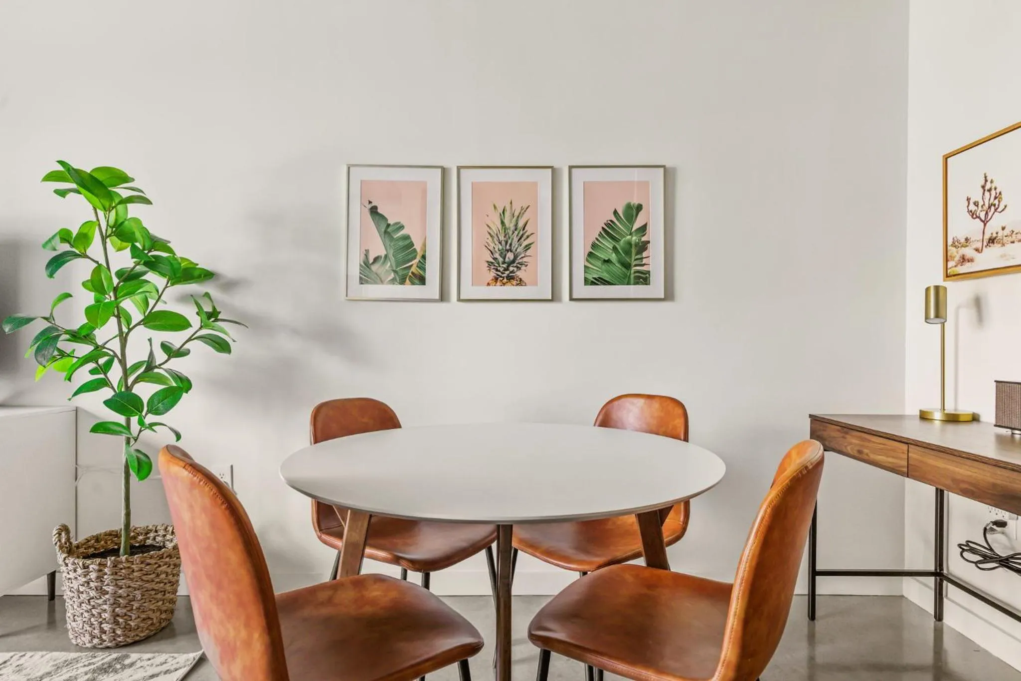 Dining area in Lodgeur Midtown, Houston - close to Downtown & Texas Medical Center