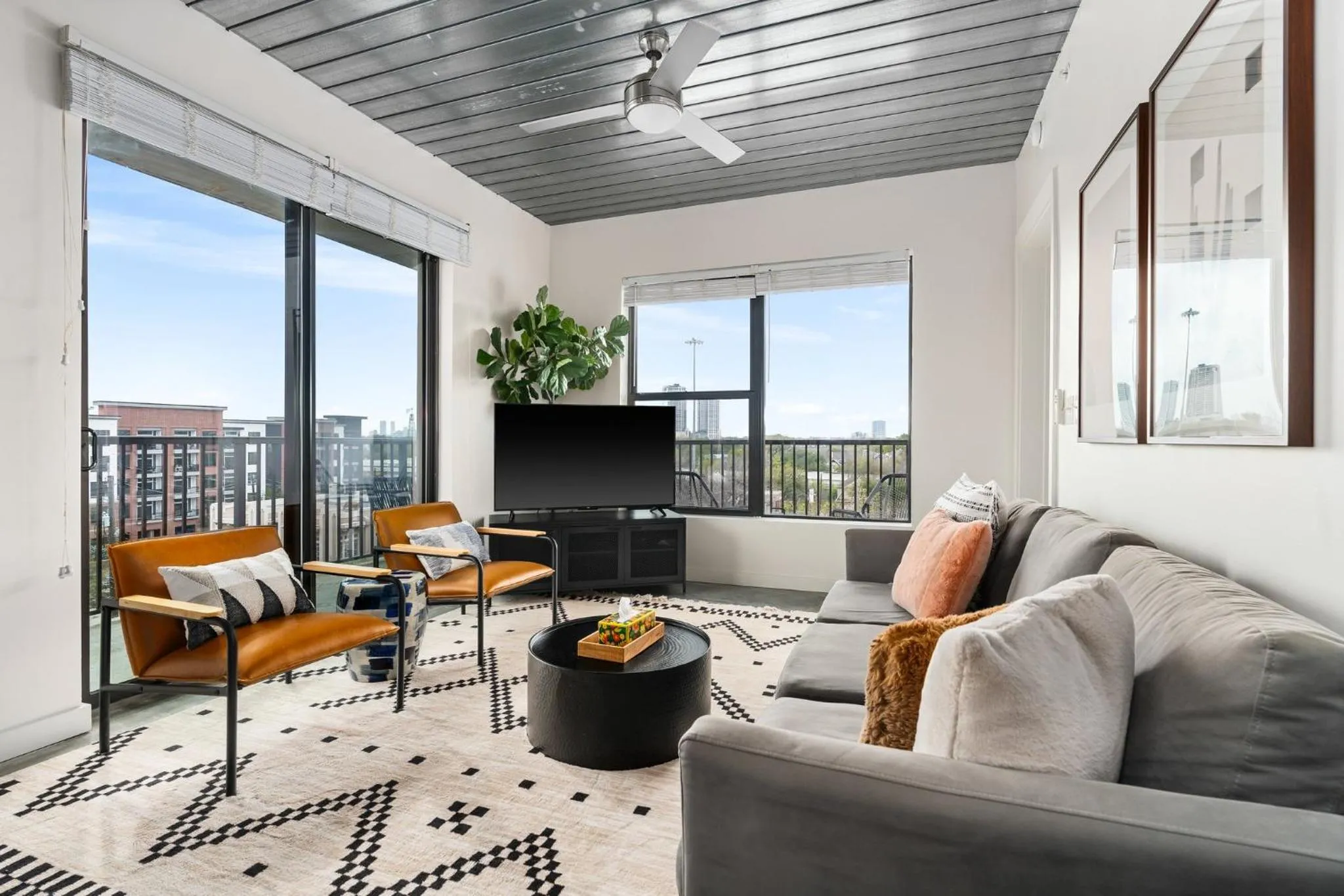 TV and multimedia in Lodgeur Midtown, Houston - close to Downtown & Texas Medical Center