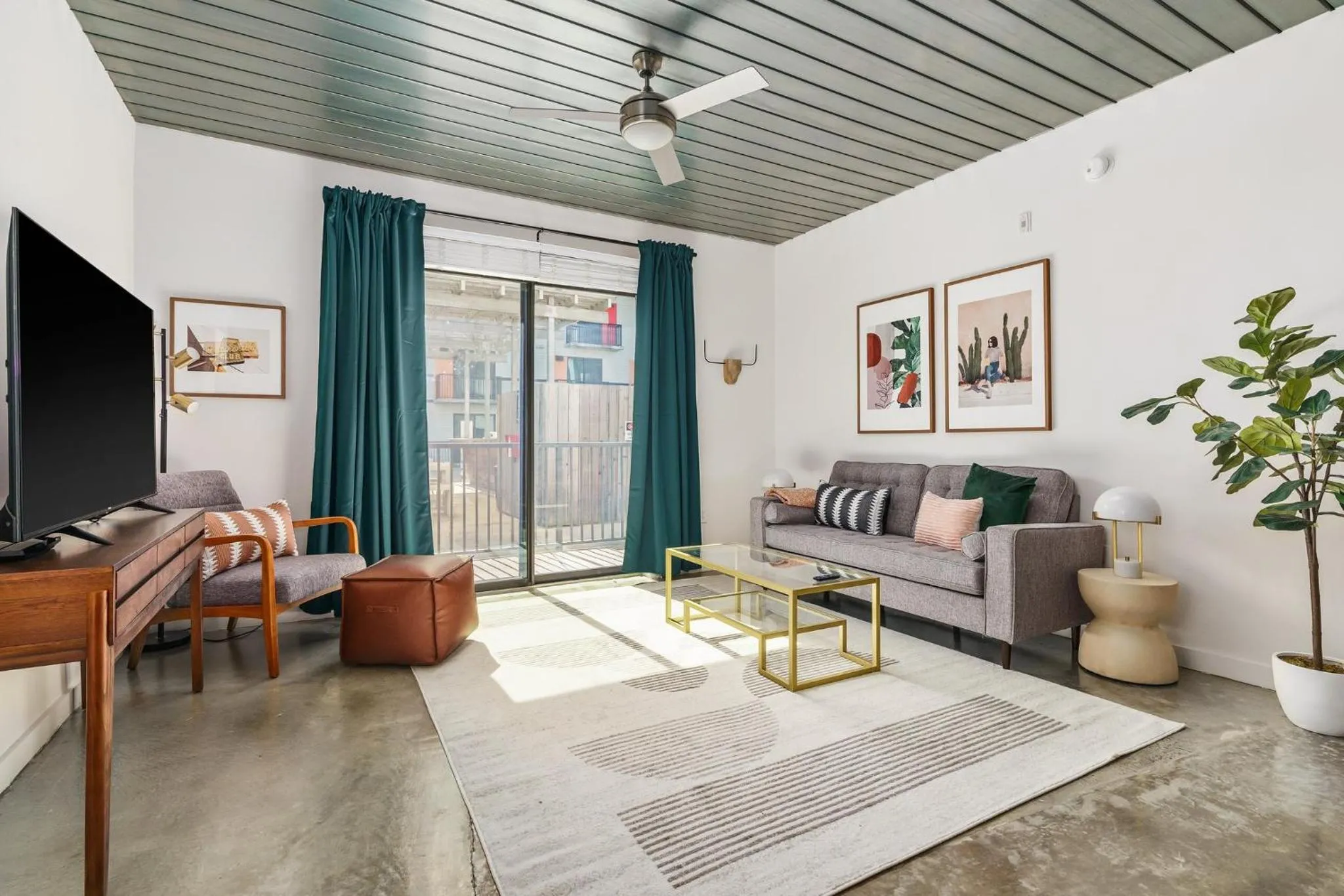 TV and multimedia in Lodgeur Midtown, Houston - close to Downtown & Texas Medical Center