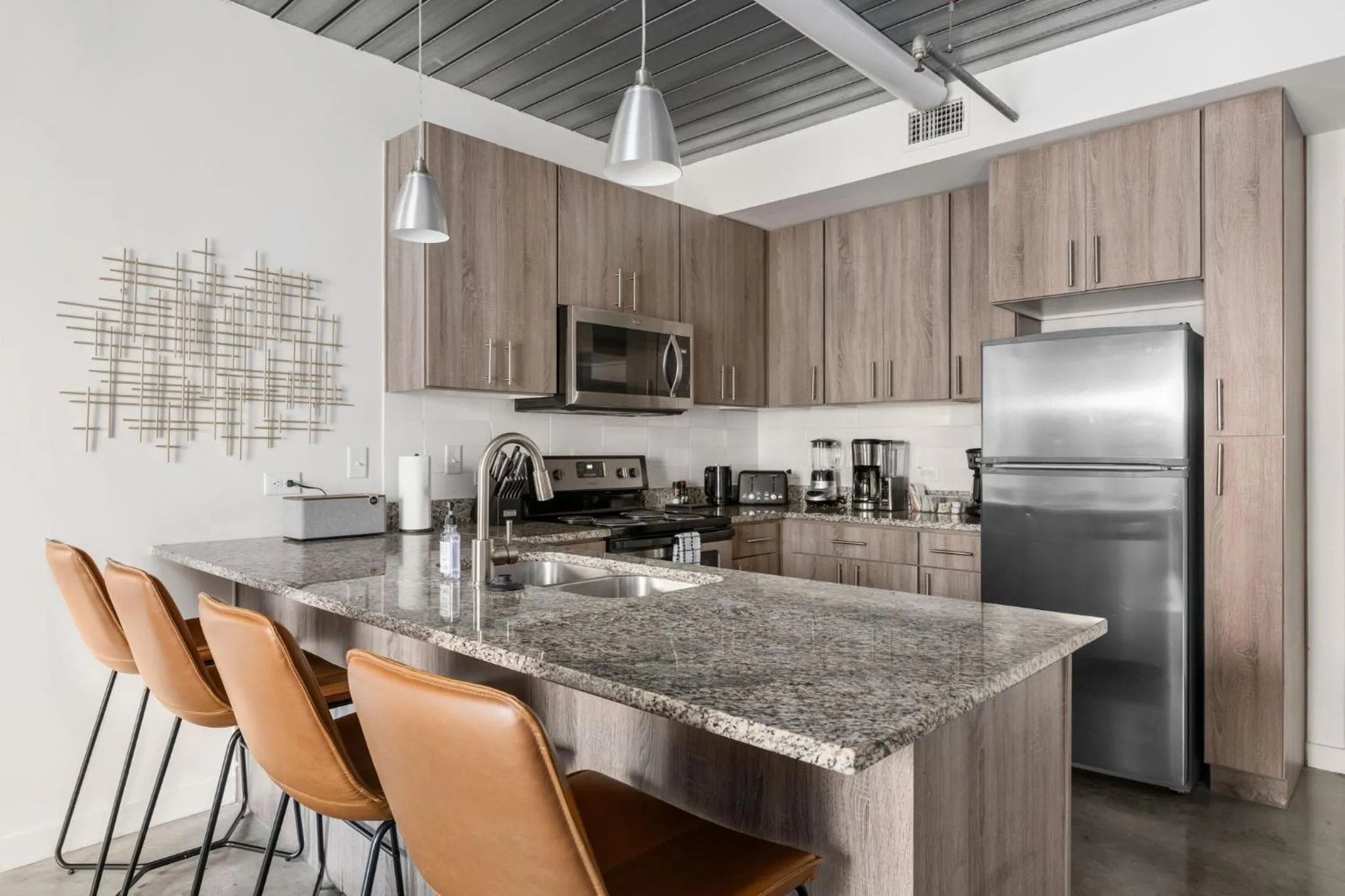 Dining area in Lodgeur Midtown, Houston - close to Downtown & Texas Medical Center