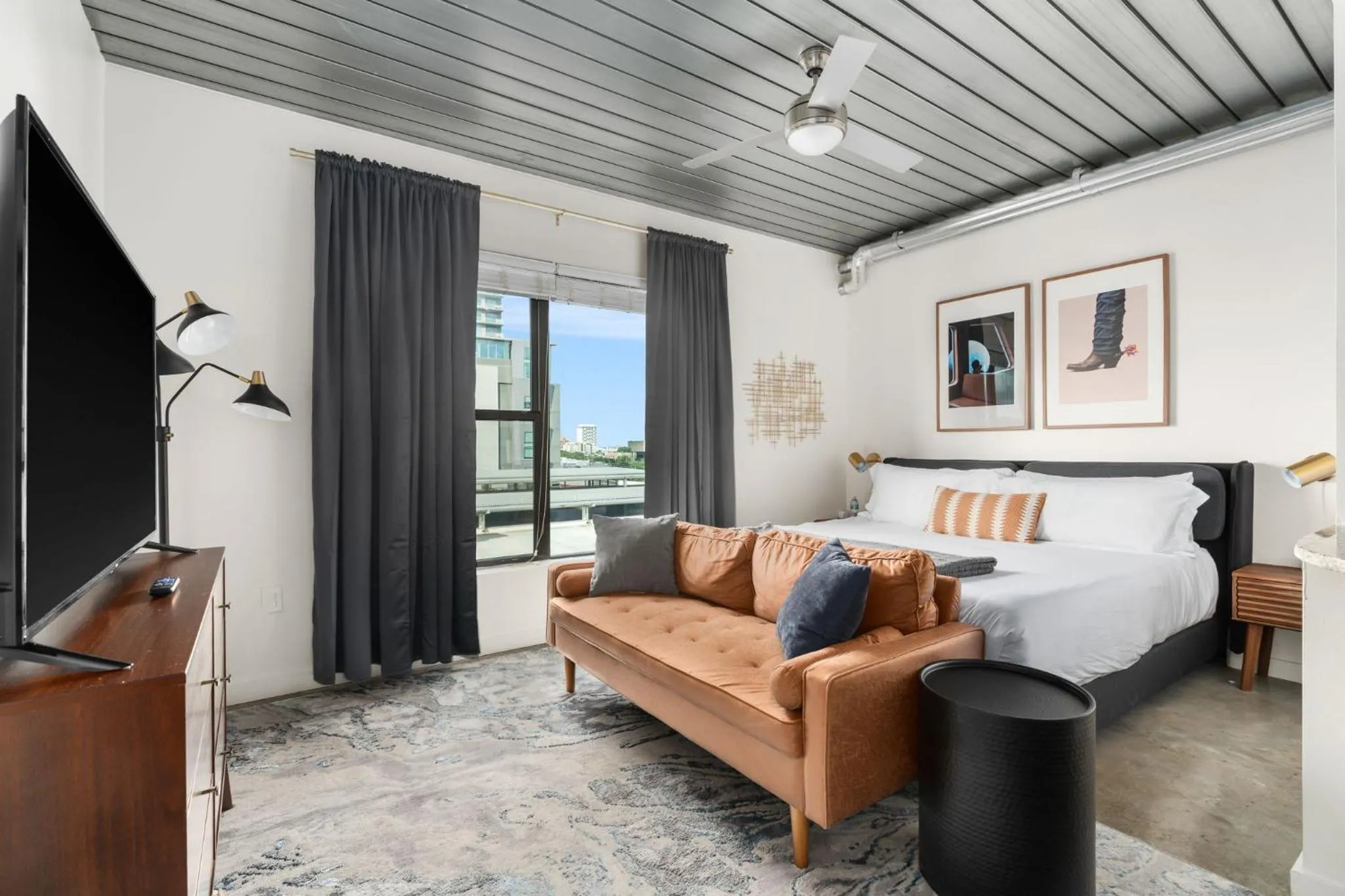 Living room, Bed in Lodgeur Midtown, Houston - close to Downtown & Texas Medical Center