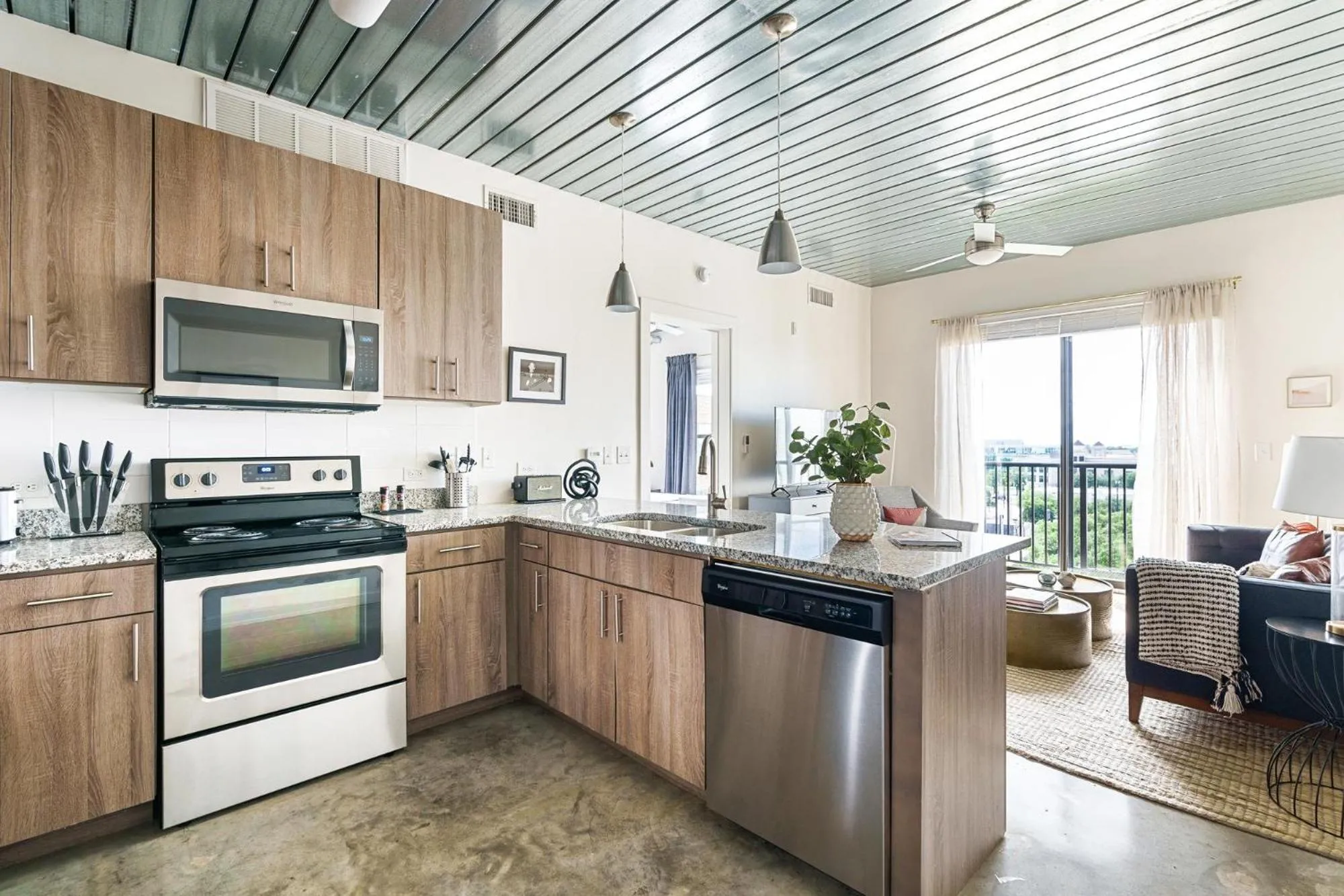 Kitchen or kitchenette in Lodgeur Midtown, Houston - close to Downtown & Texas Medical Center